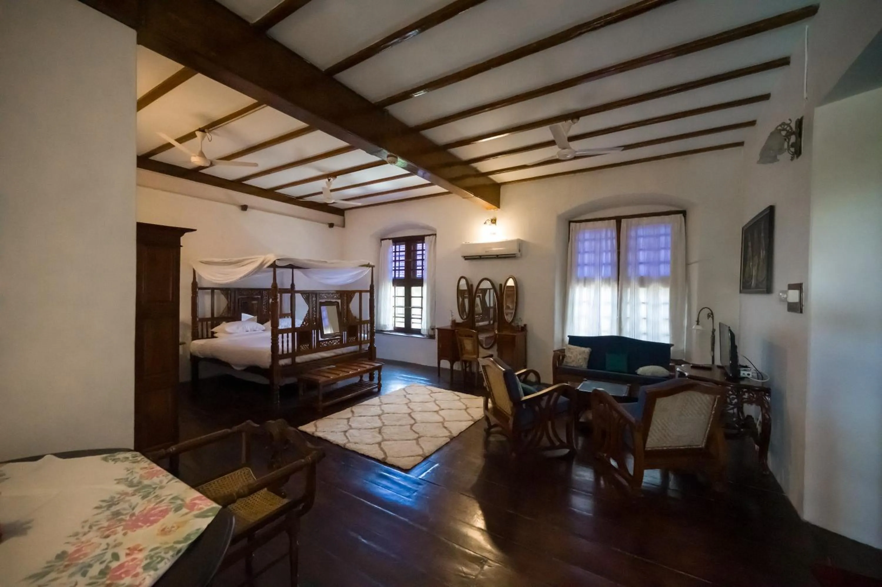 Bedroom, Bed in Old Courtyard Hotel