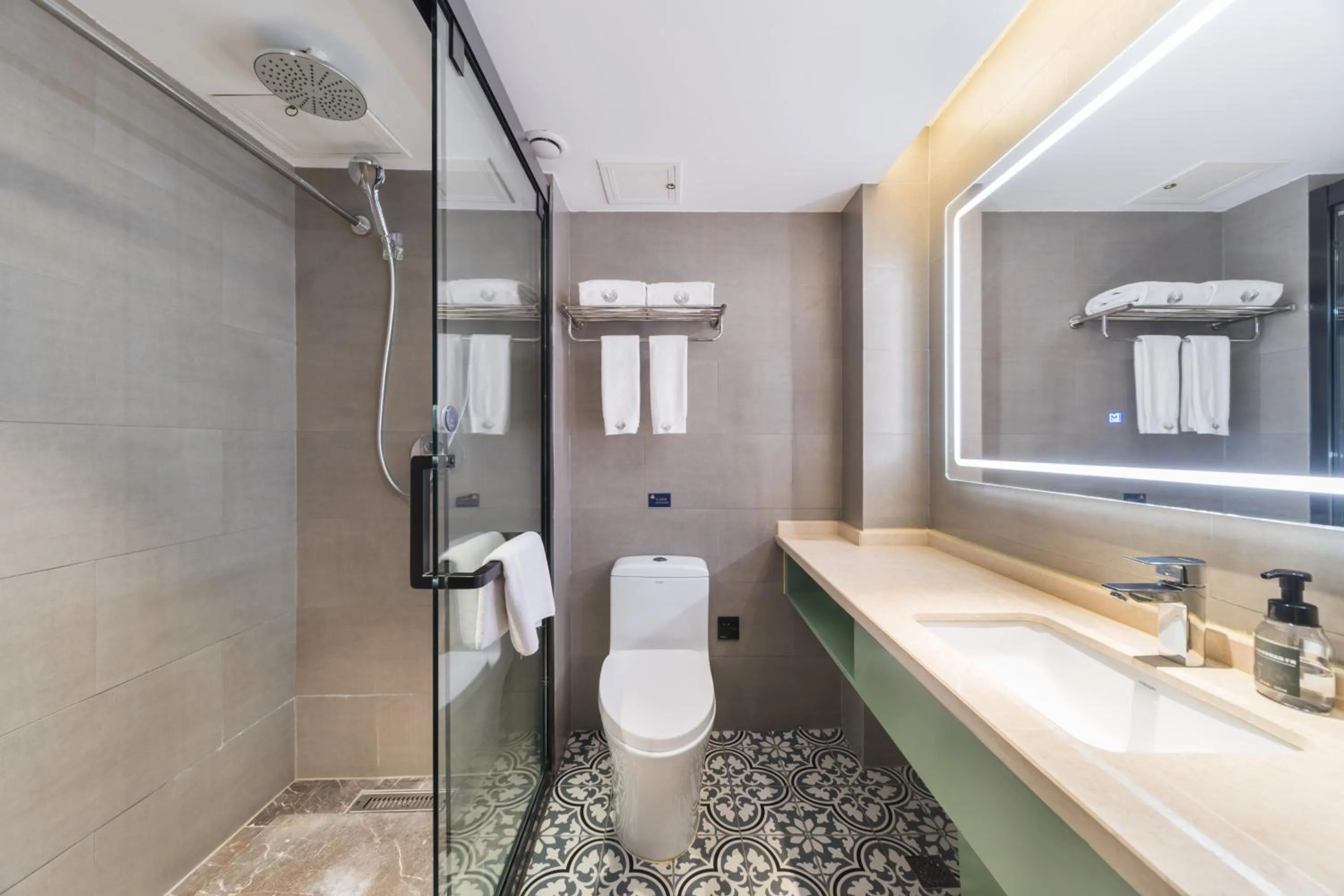 Toilet in GeMei Hotel Luoyang Longmen High-speed Railway Station