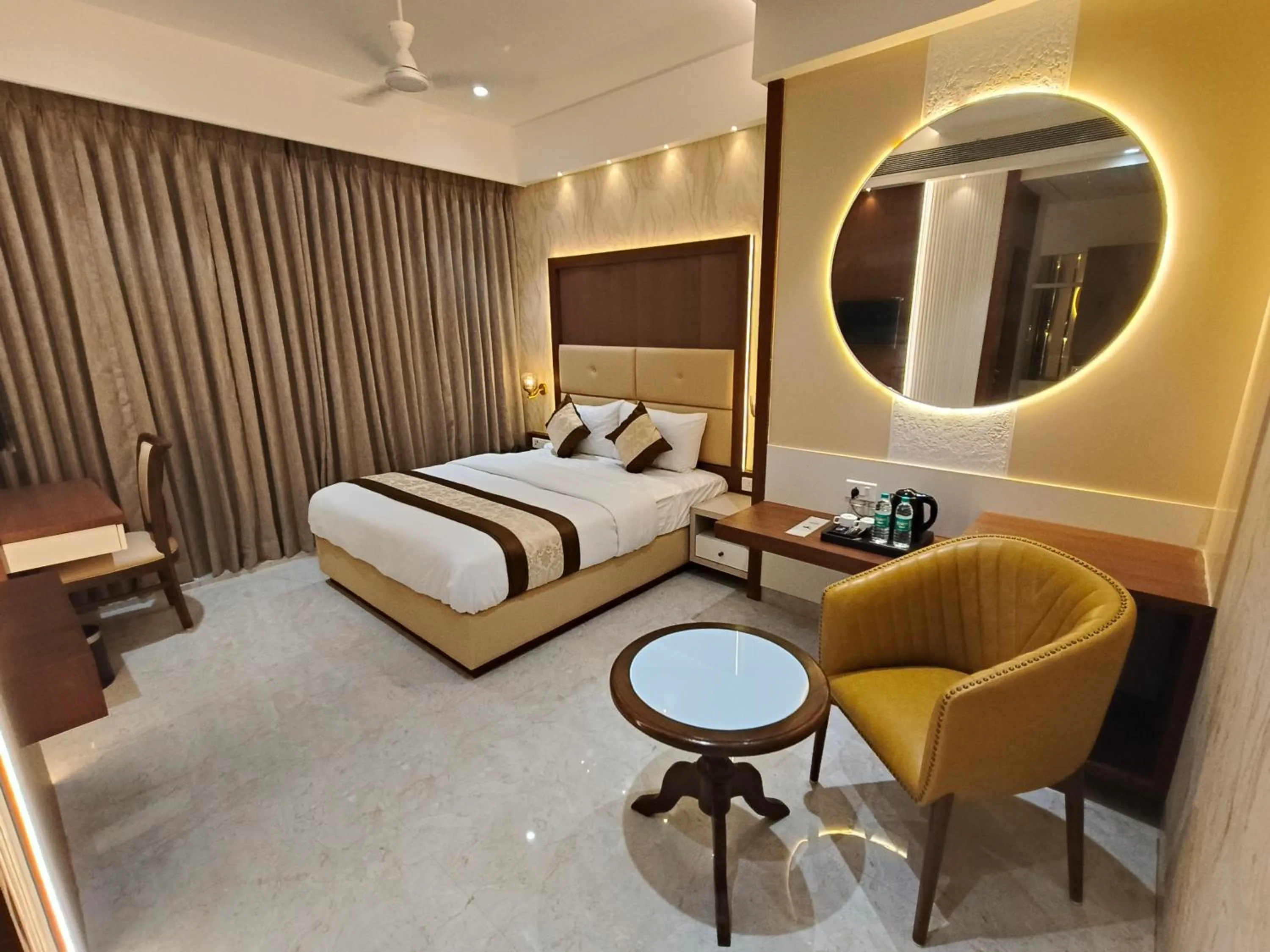 Bedroom, Bed in Hotel Sonesta Suites - Thane