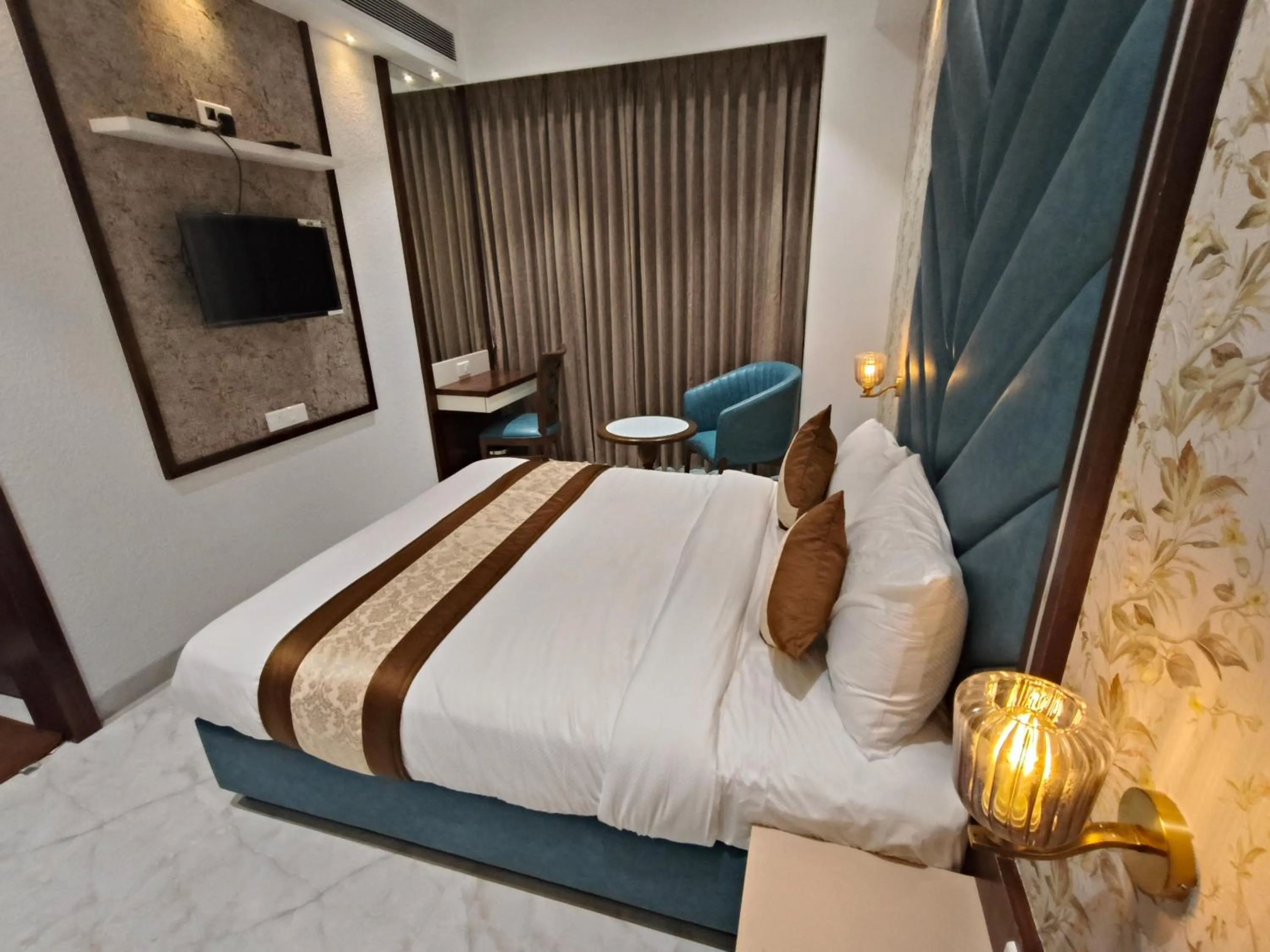 Bedroom, Bed in Hotel Sonesta Suites - Thane