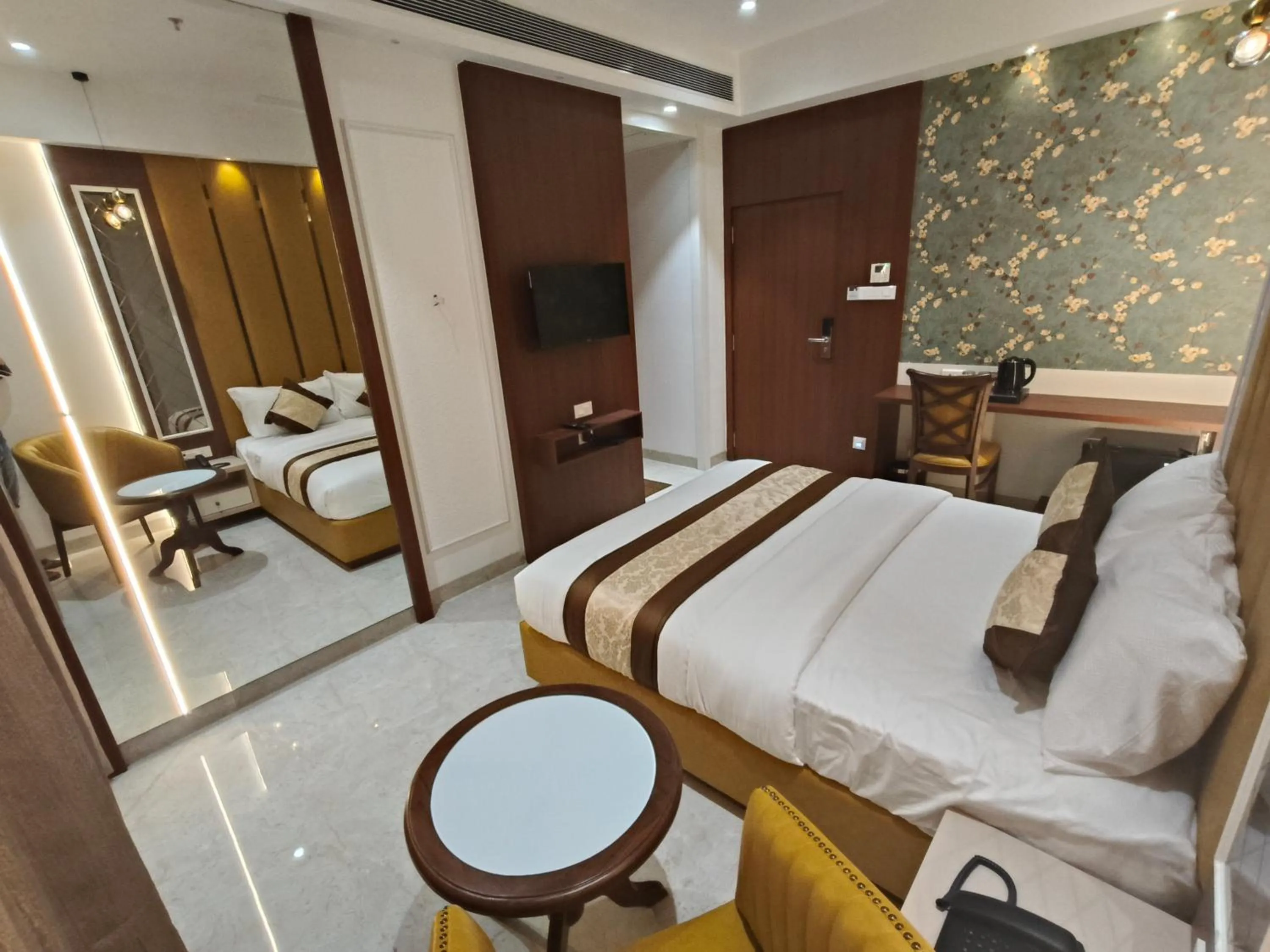 Bedroom, Bed in Hotel Sonesta Suites - Thane