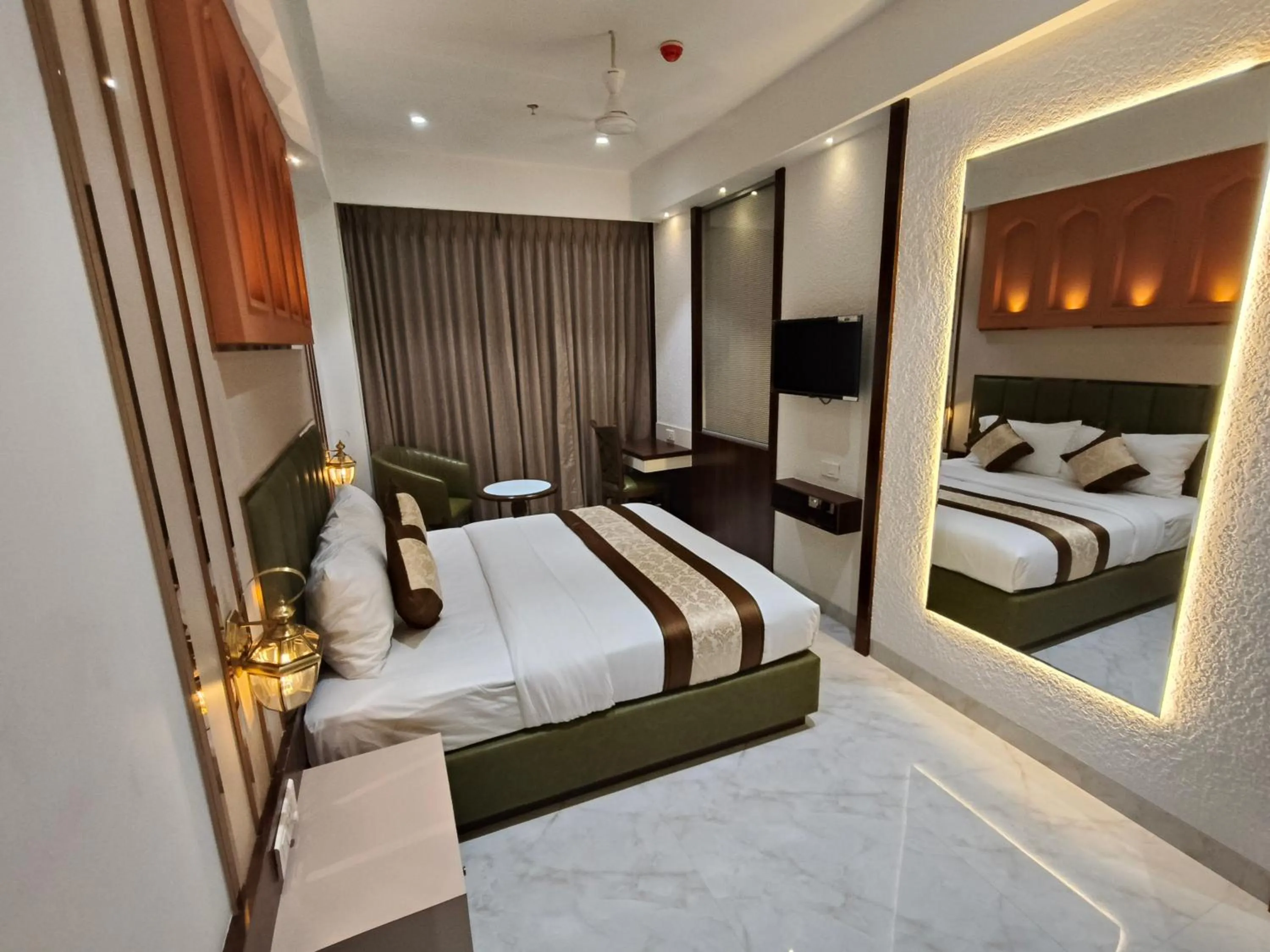 Bedroom, Bed in Hotel Sonesta Suites - Thane