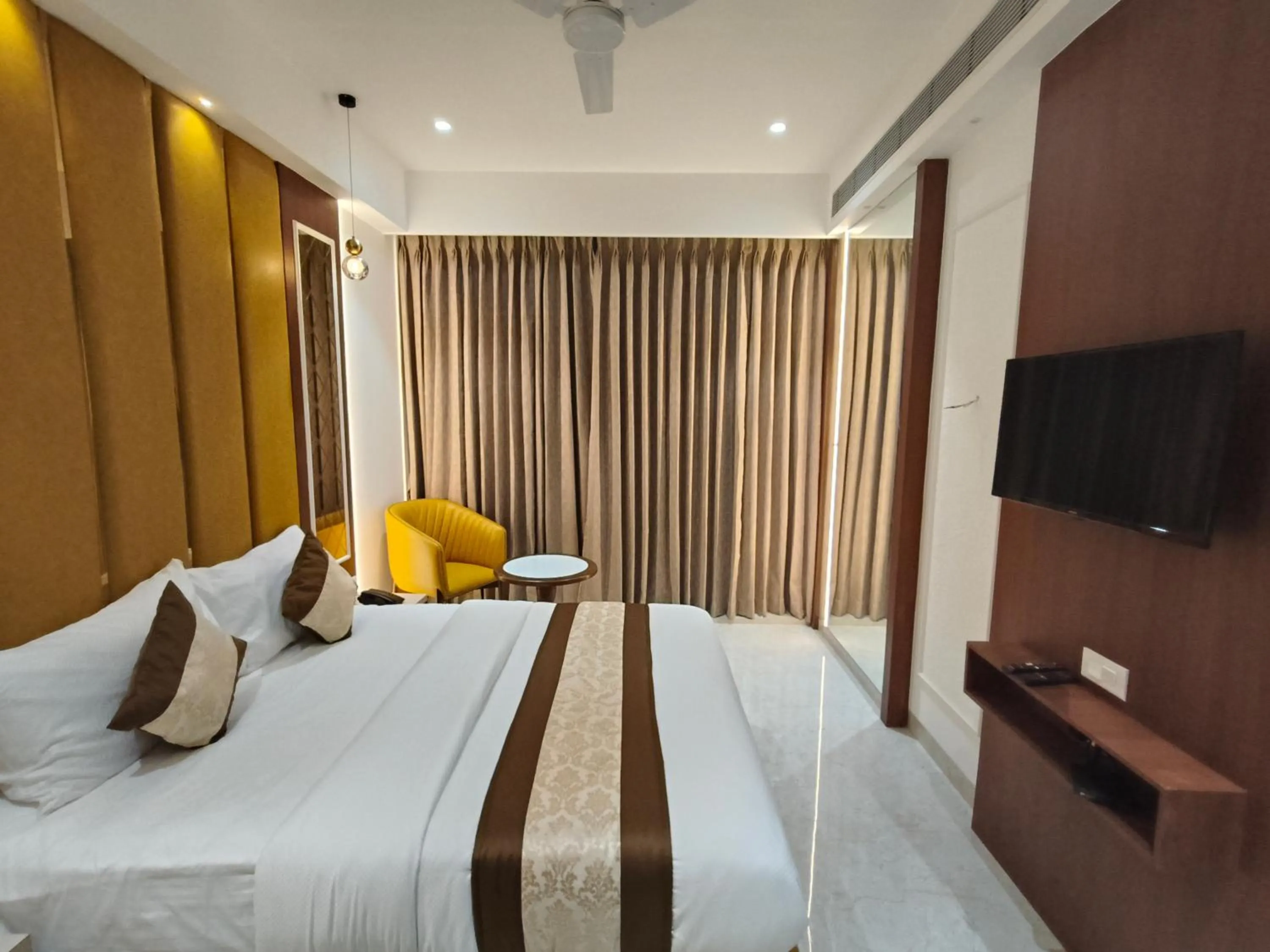 Bedroom, Bed in Hotel Sonesta Suites - Thane