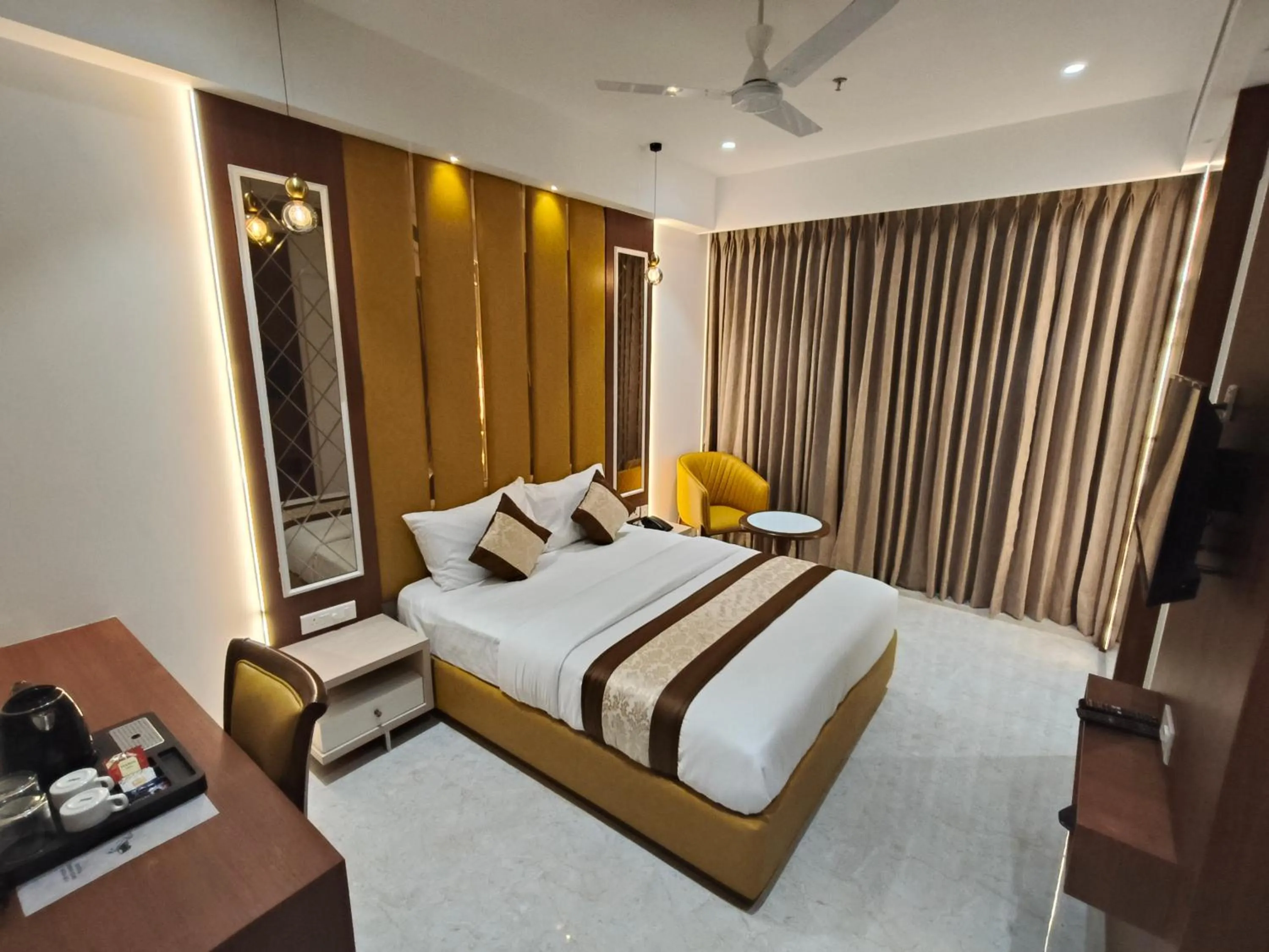 Bedroom, Bed in Hotel Sonesta Suites - Thane