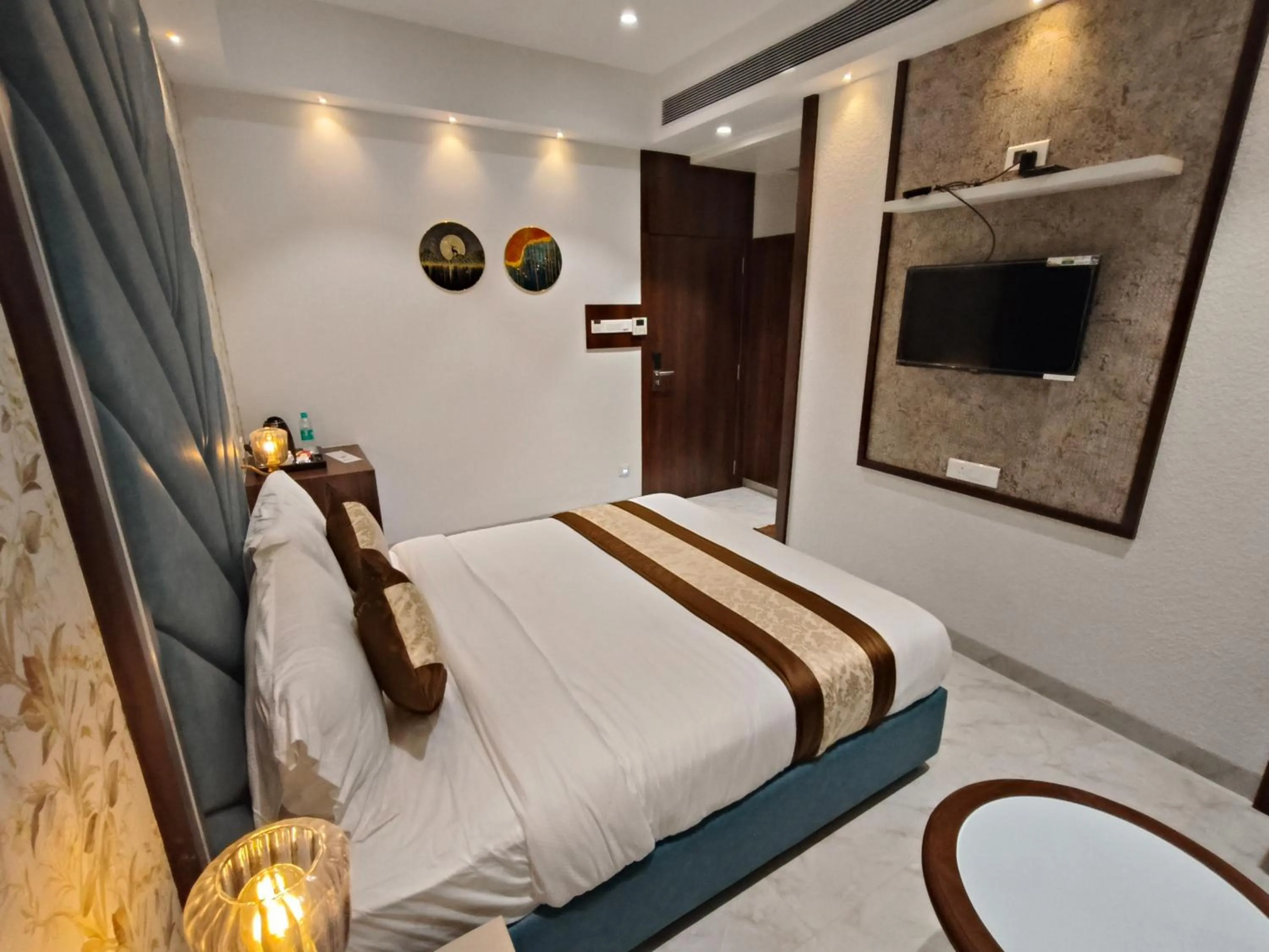 Bedroom, Bed in Hotel Sonesta Suites - Thane
