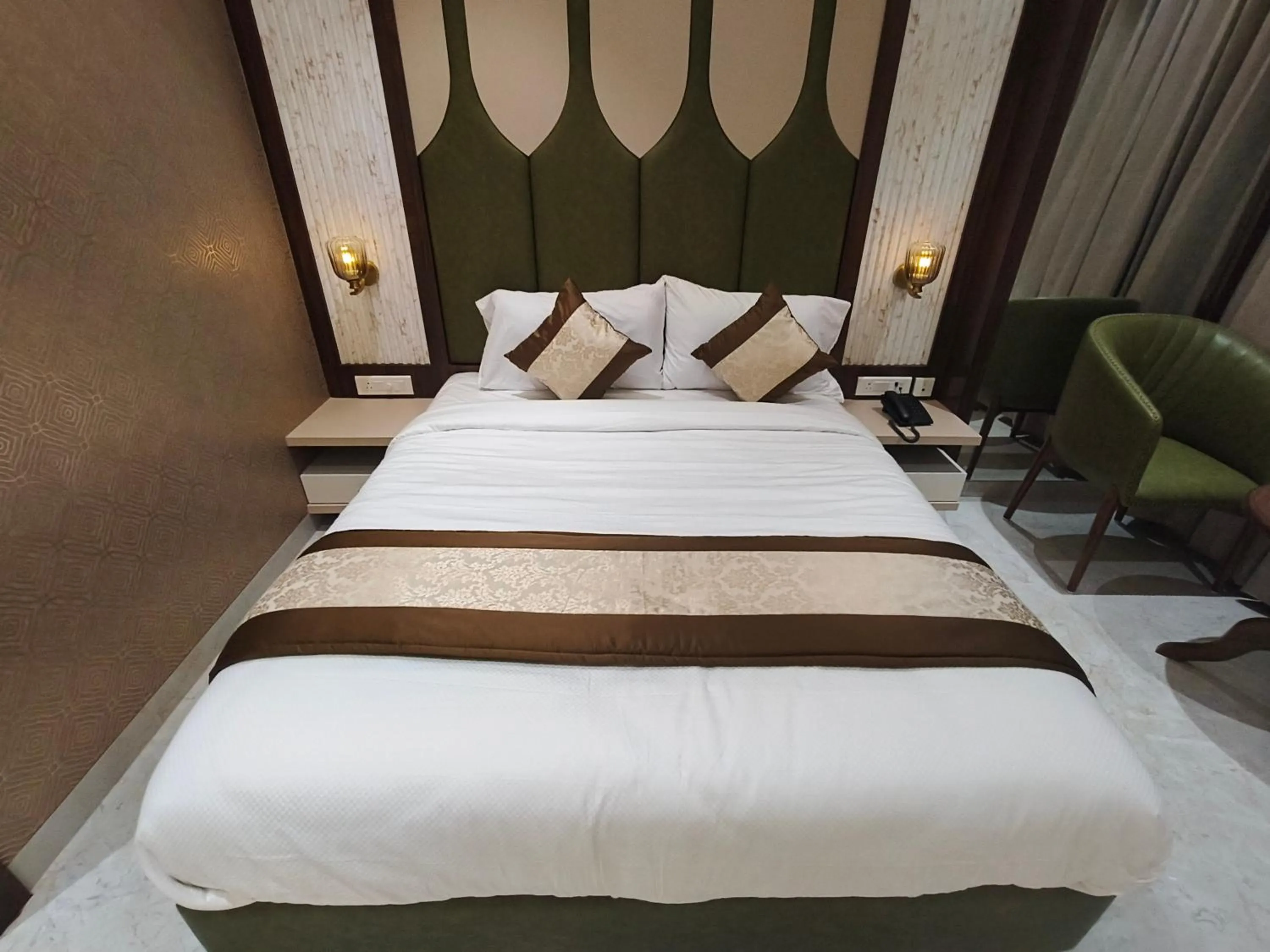 Bedroom, Bed in Hotel Sonesta Suites - Thane