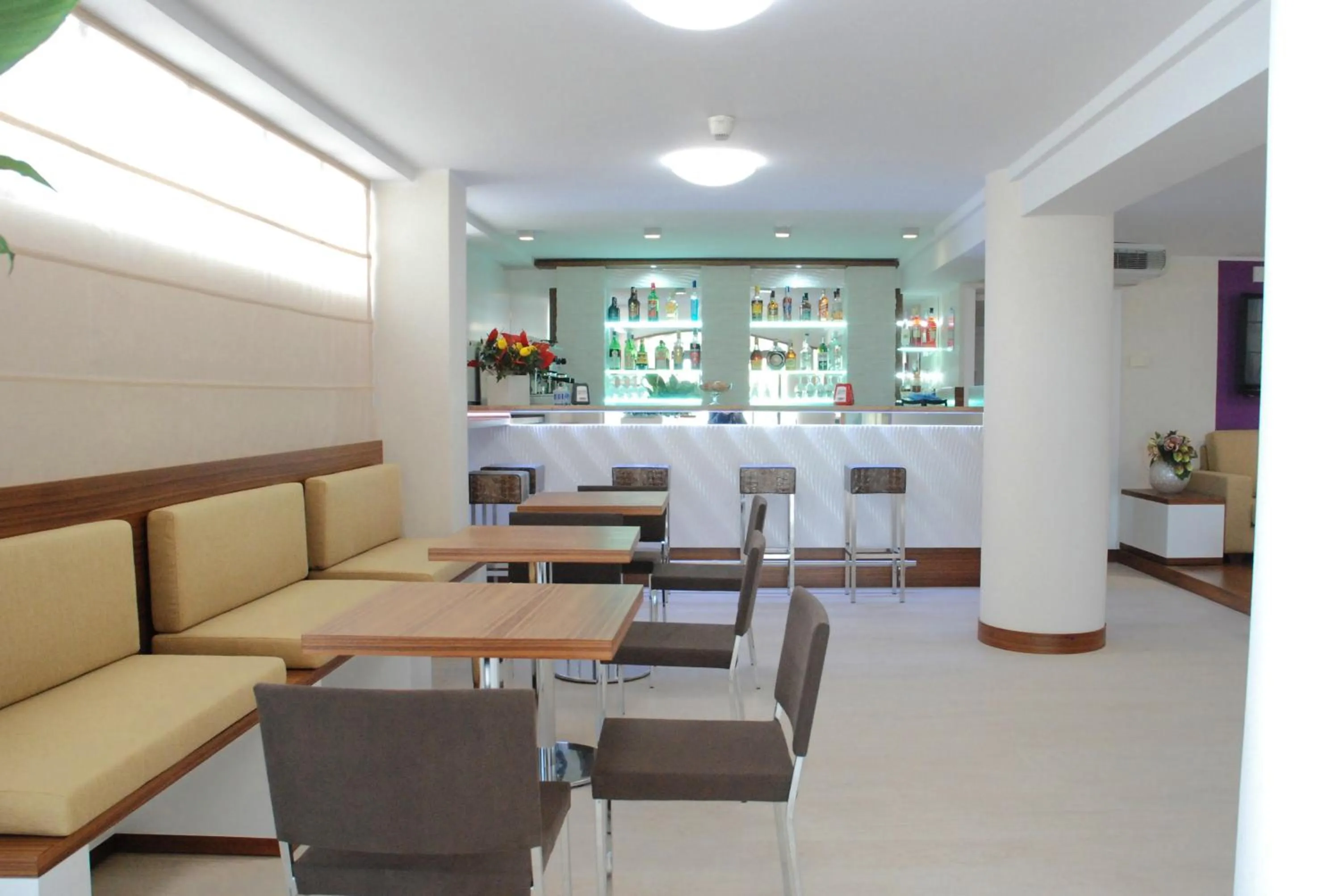 Communal lounge/ TV room in Hotel Baya - in centro, sul mare