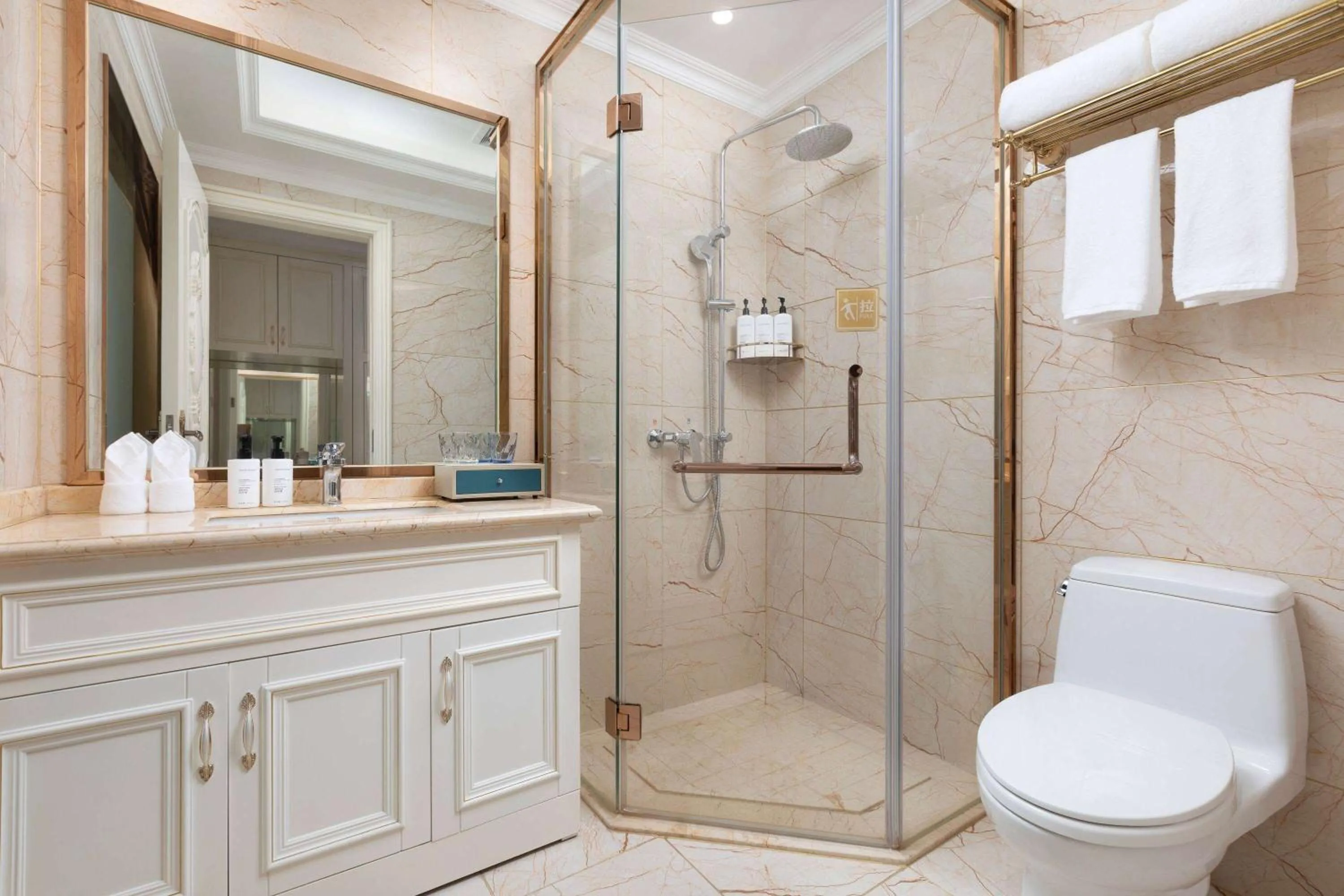 Bathroom in Days Inn by Wyndham Chongqing Jiulongpo