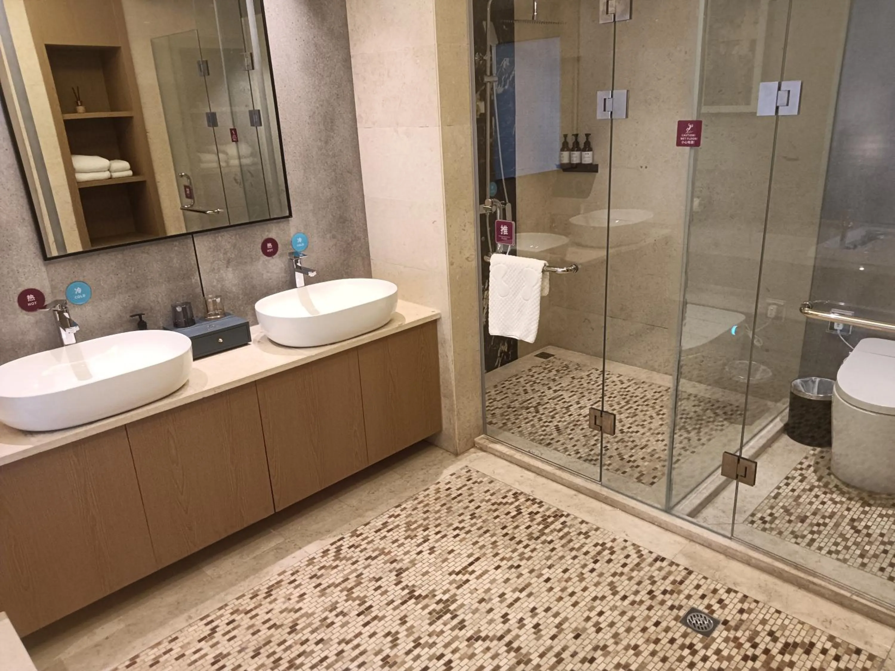 Shower in La Quinta by Wyndham Qionghai Yinhai