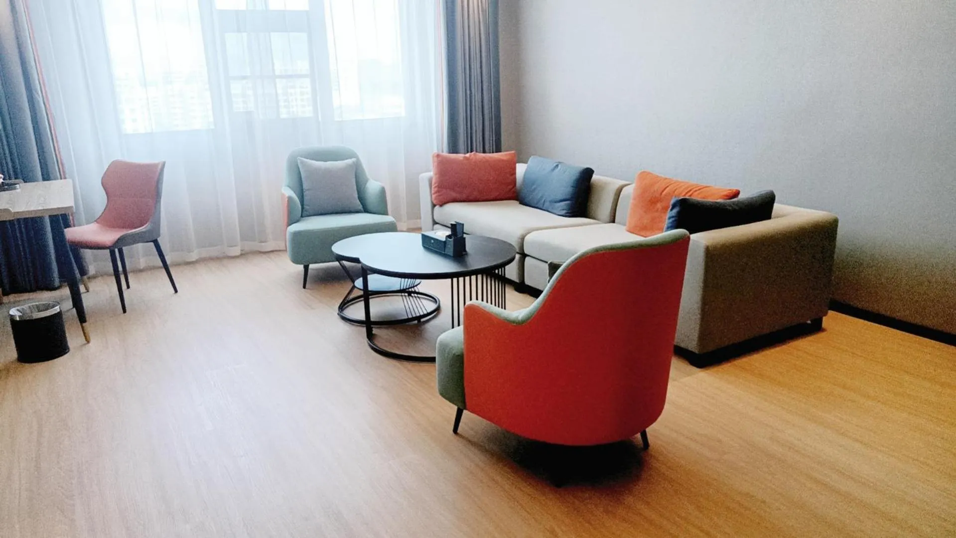 Living room in La Quinta by Wyndham Qionghai Yinhai