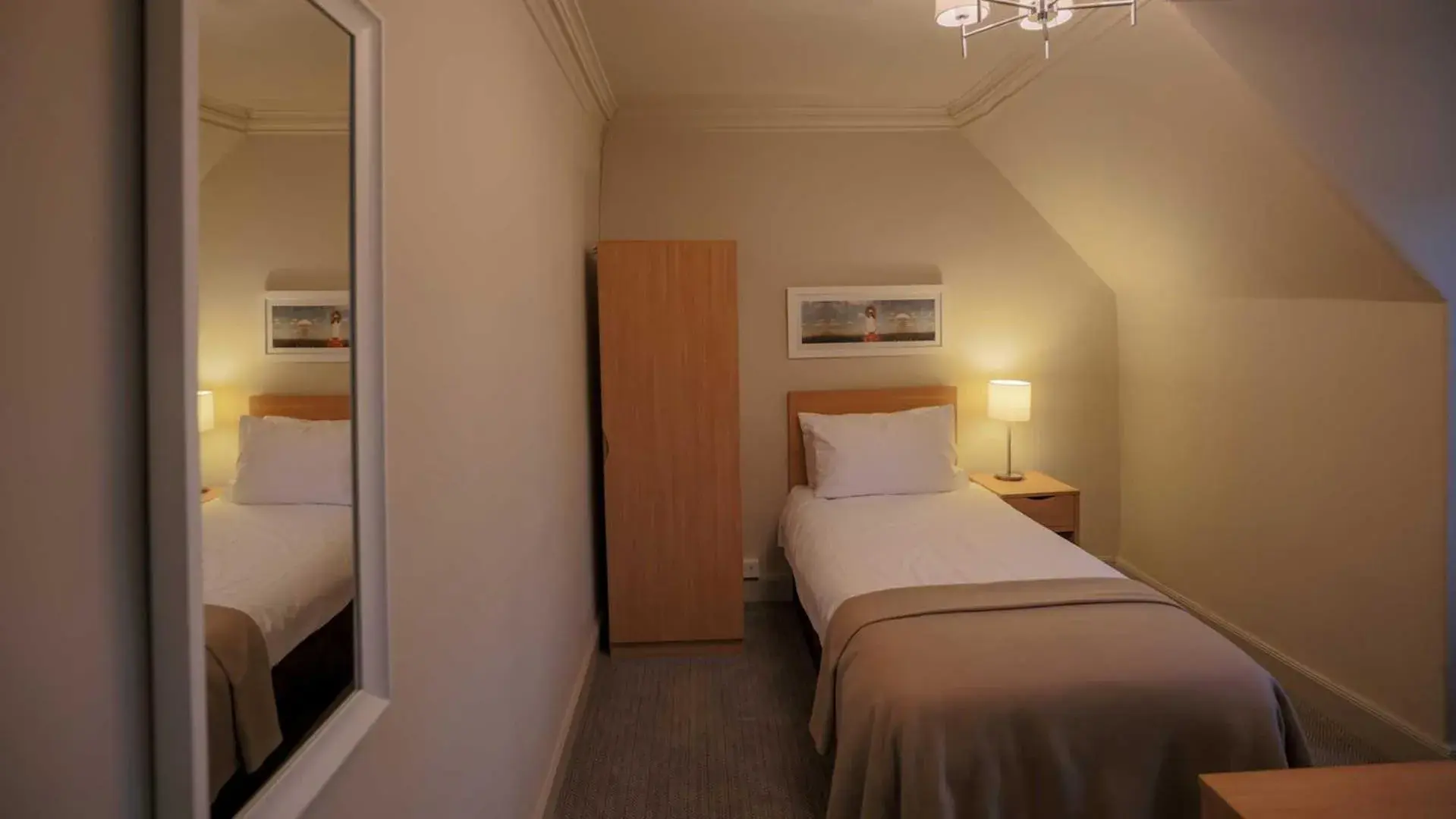 Single Room in The Tarbet Hotel Single Room in The Tarbet Hotel