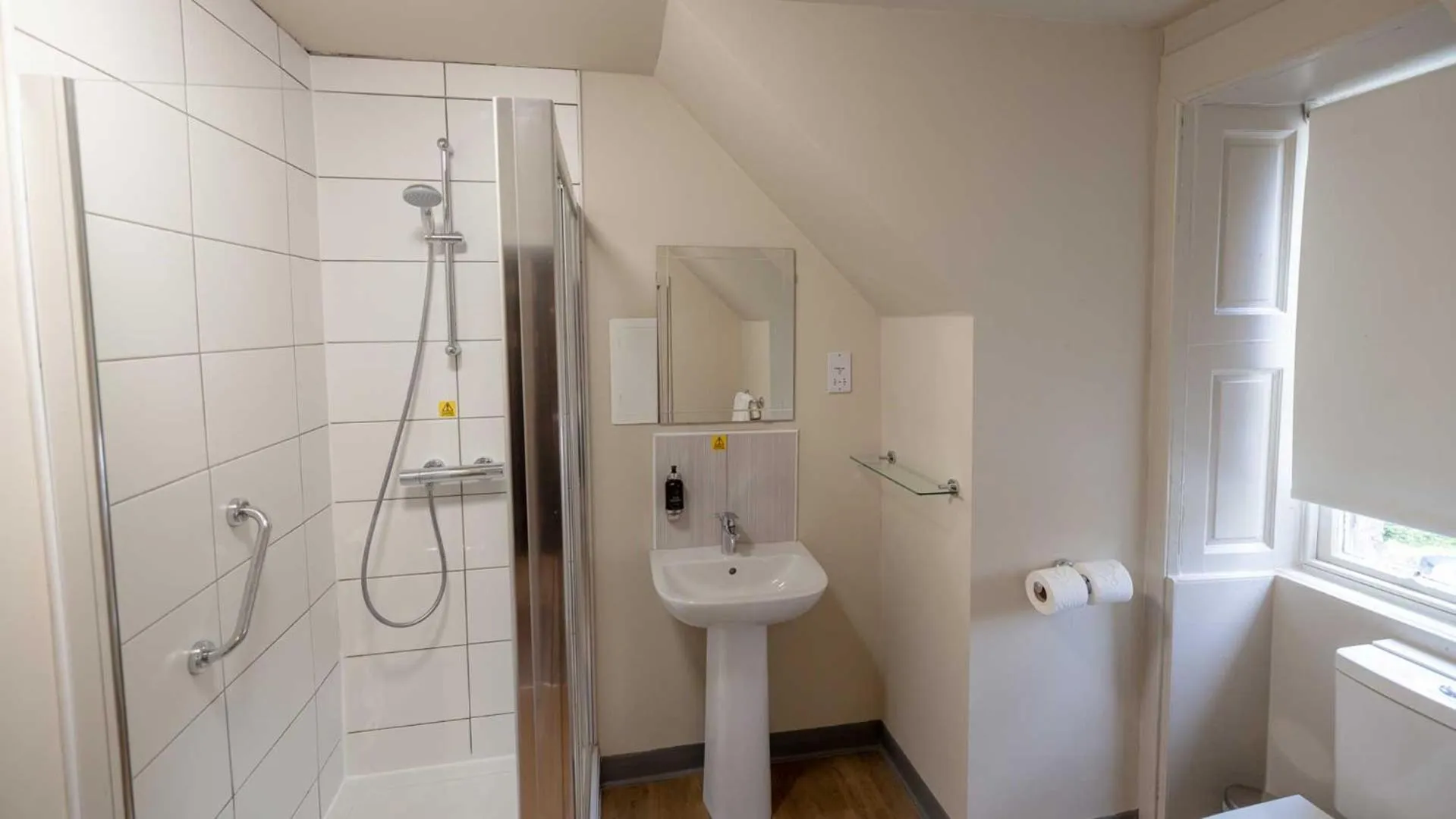 Shower in The Tarbet Hotel