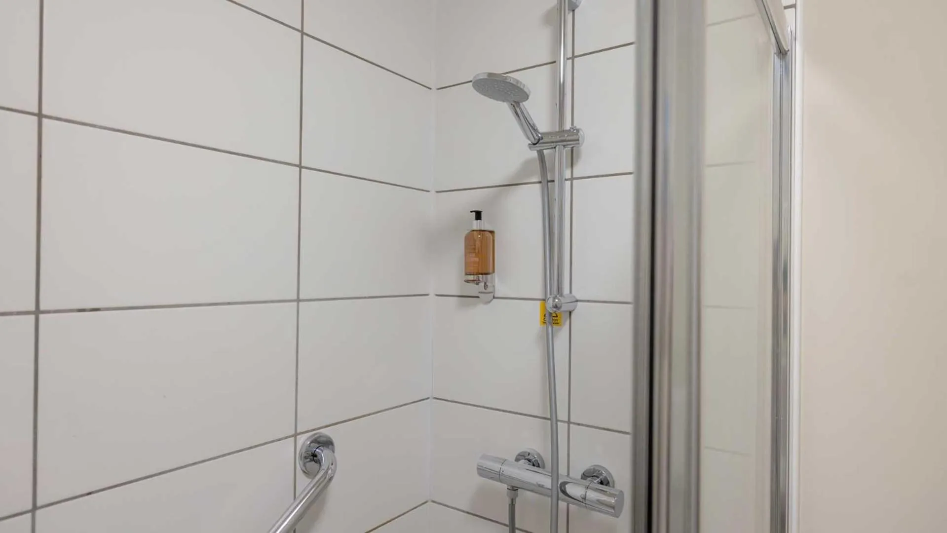 Shower in The Tarbet Hotel