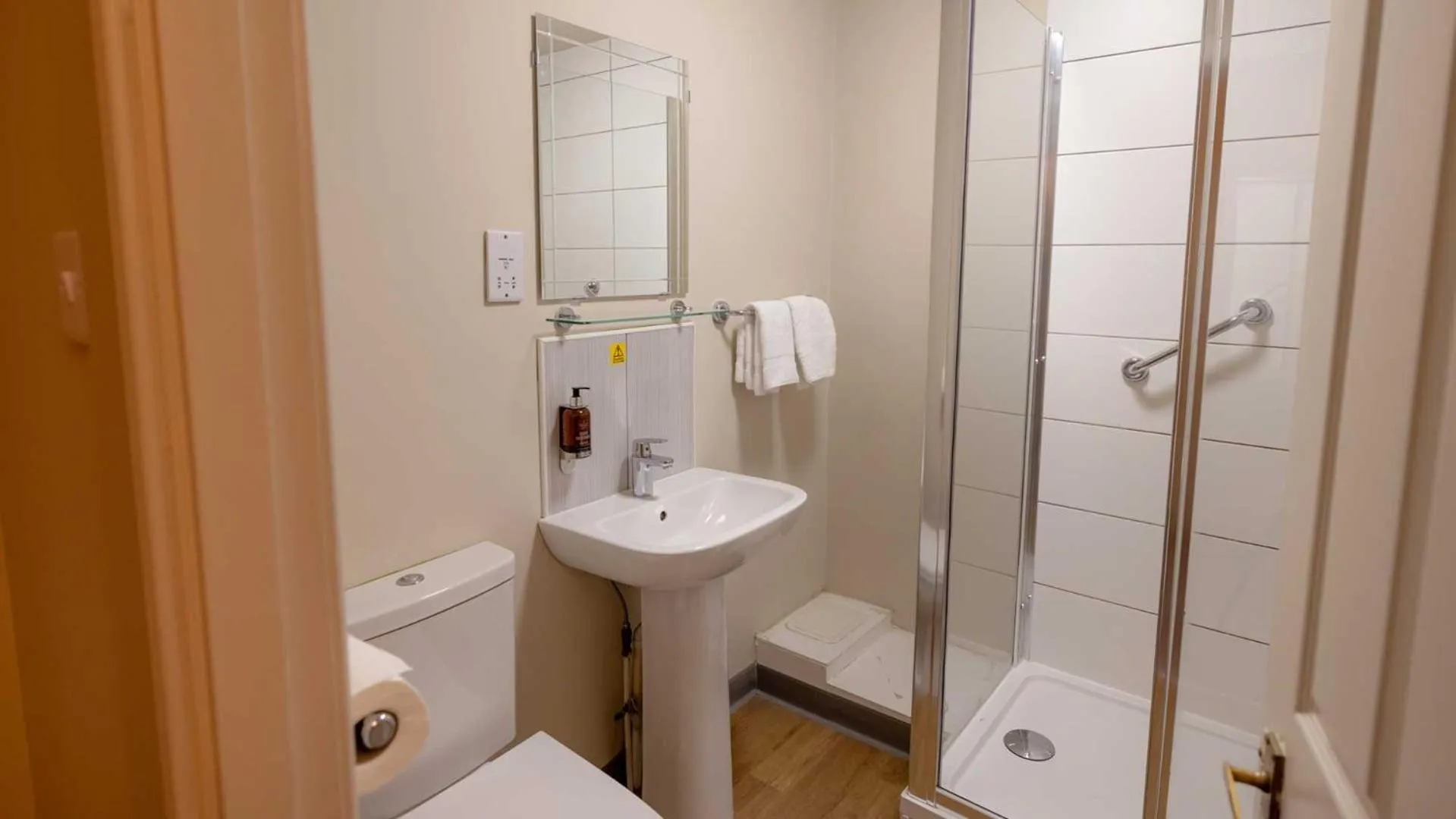 Shower in The Tarbet Hotel