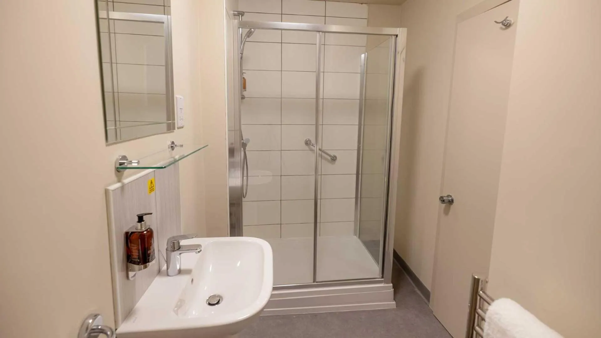 Shower in The Tarbet Hotel