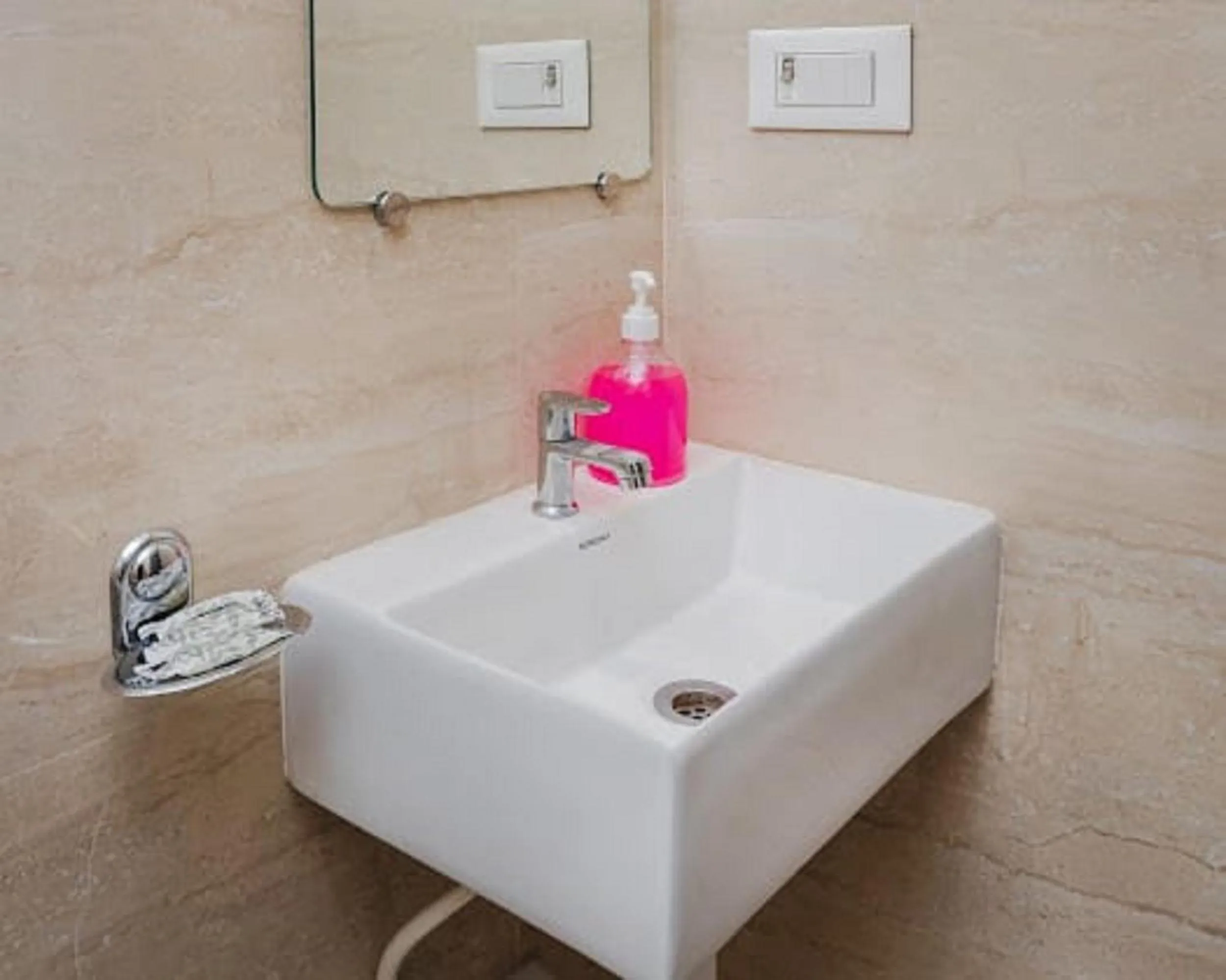 Bathroom in Hotel Golden Sands Inn Aslpha