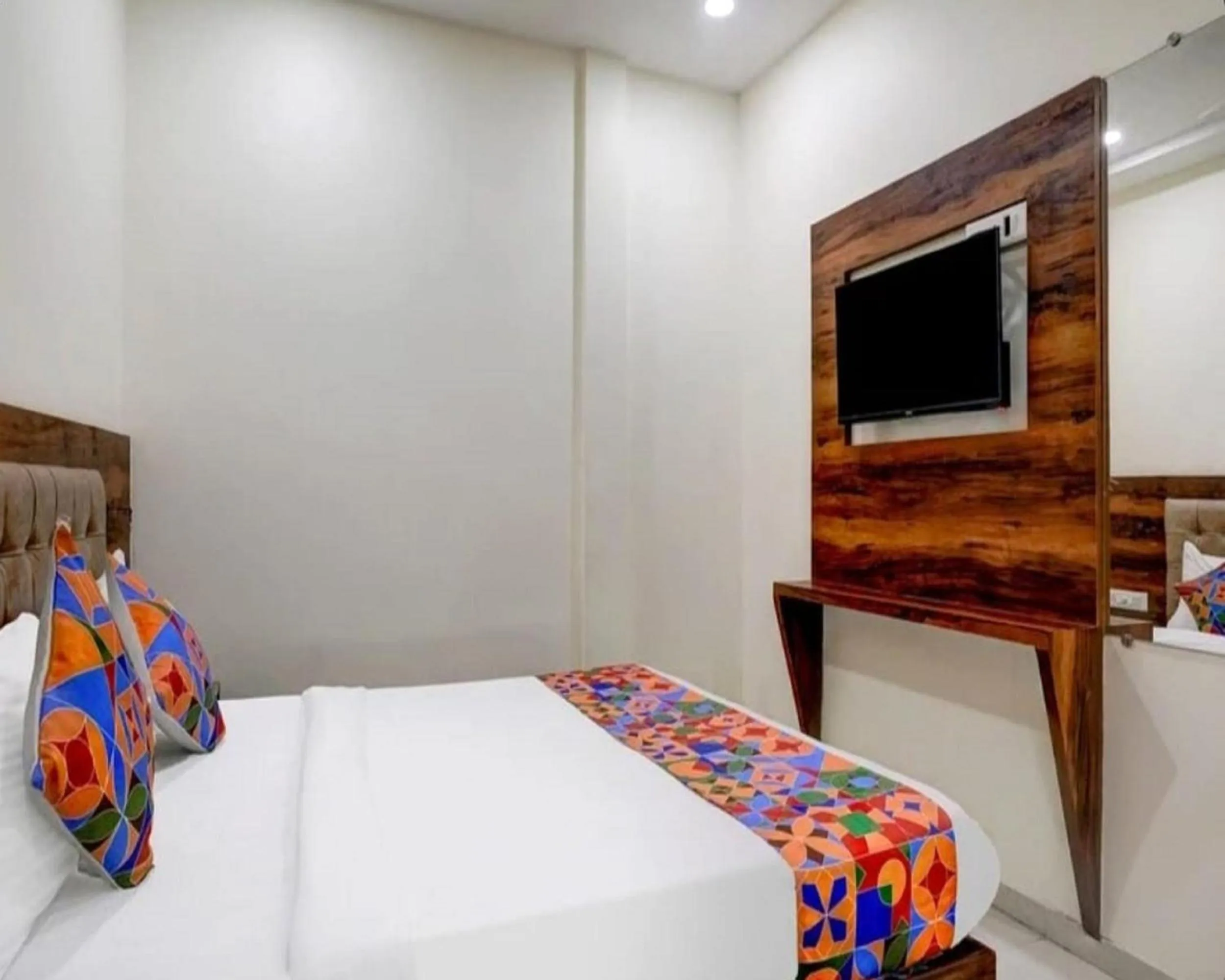 Bed in Hotel Golden Sands Inn Aslpha