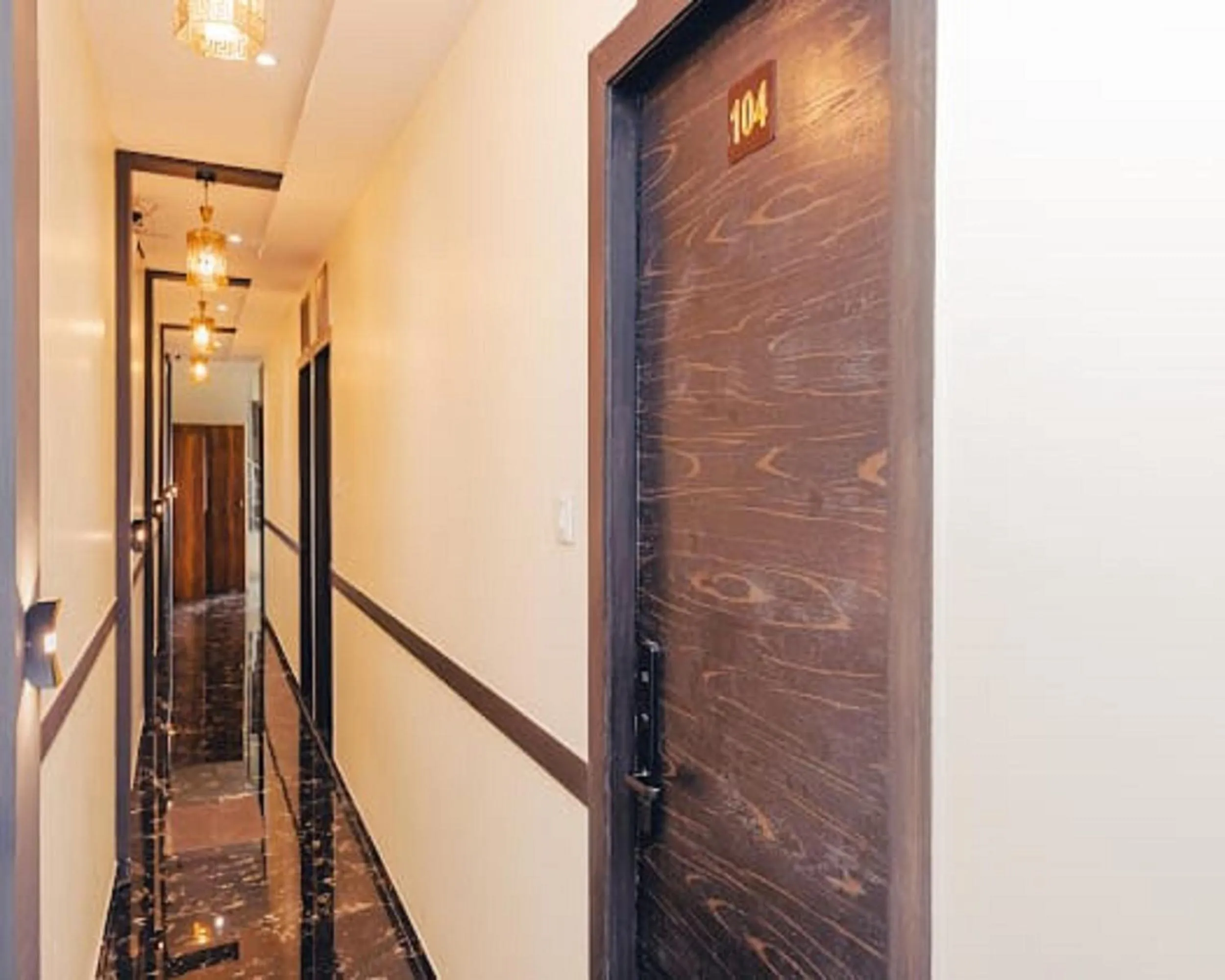 Lobby or reception in Hotel Golden Sands Inn Aslpha