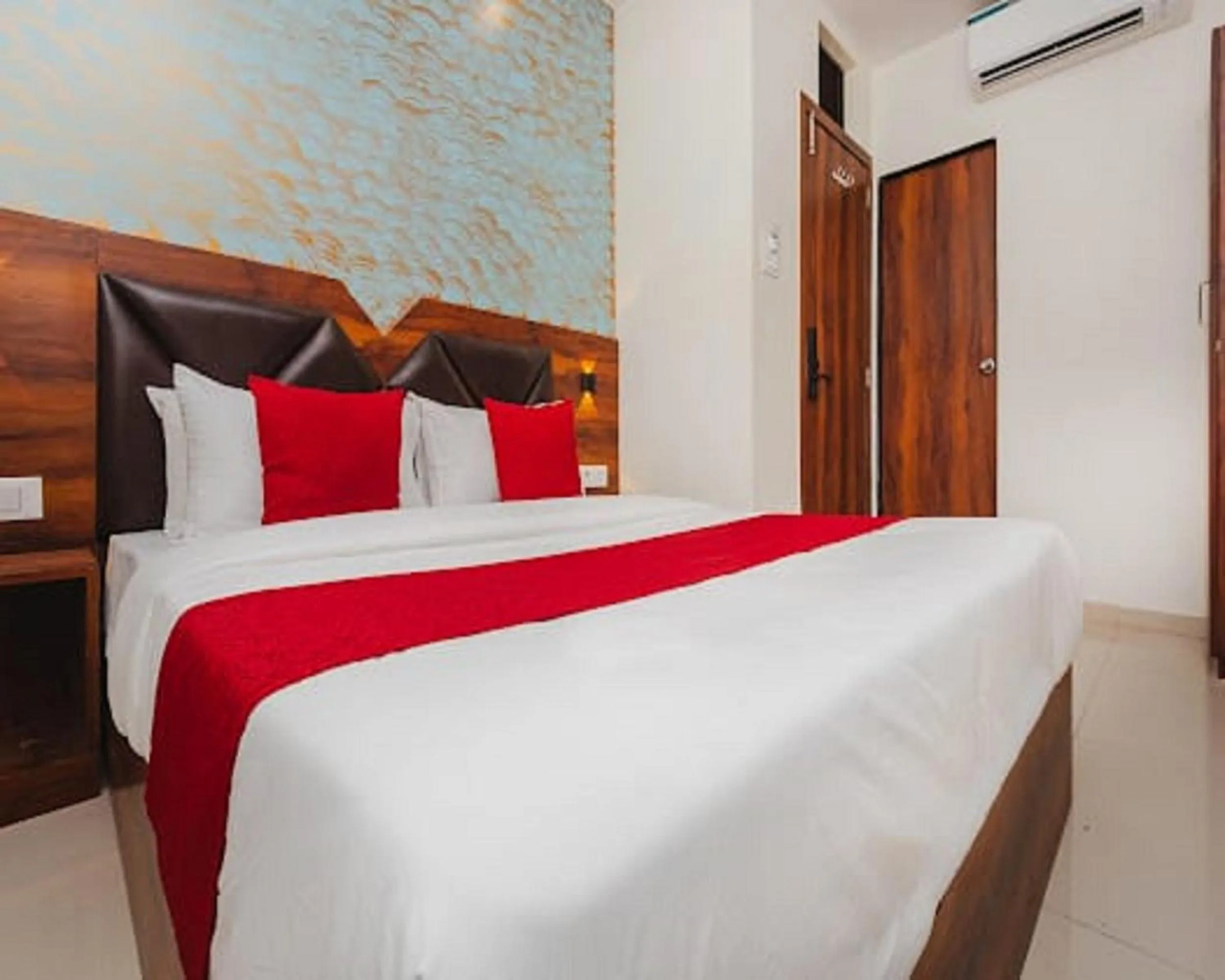 Bed in Hotel Golden Sands Inn Aslpha