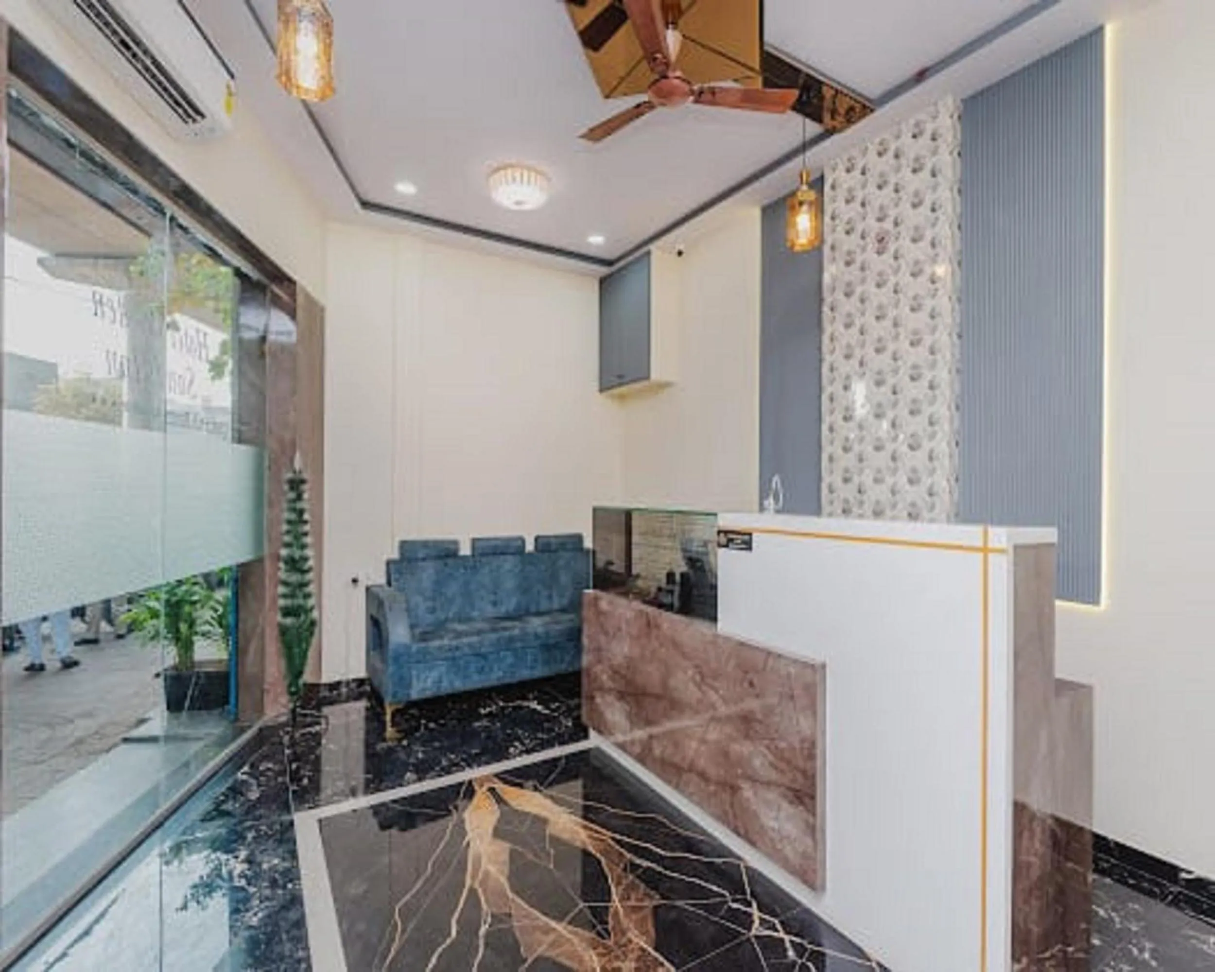 Lobby or reception in Hotel Golden Sands Inn Aslpha