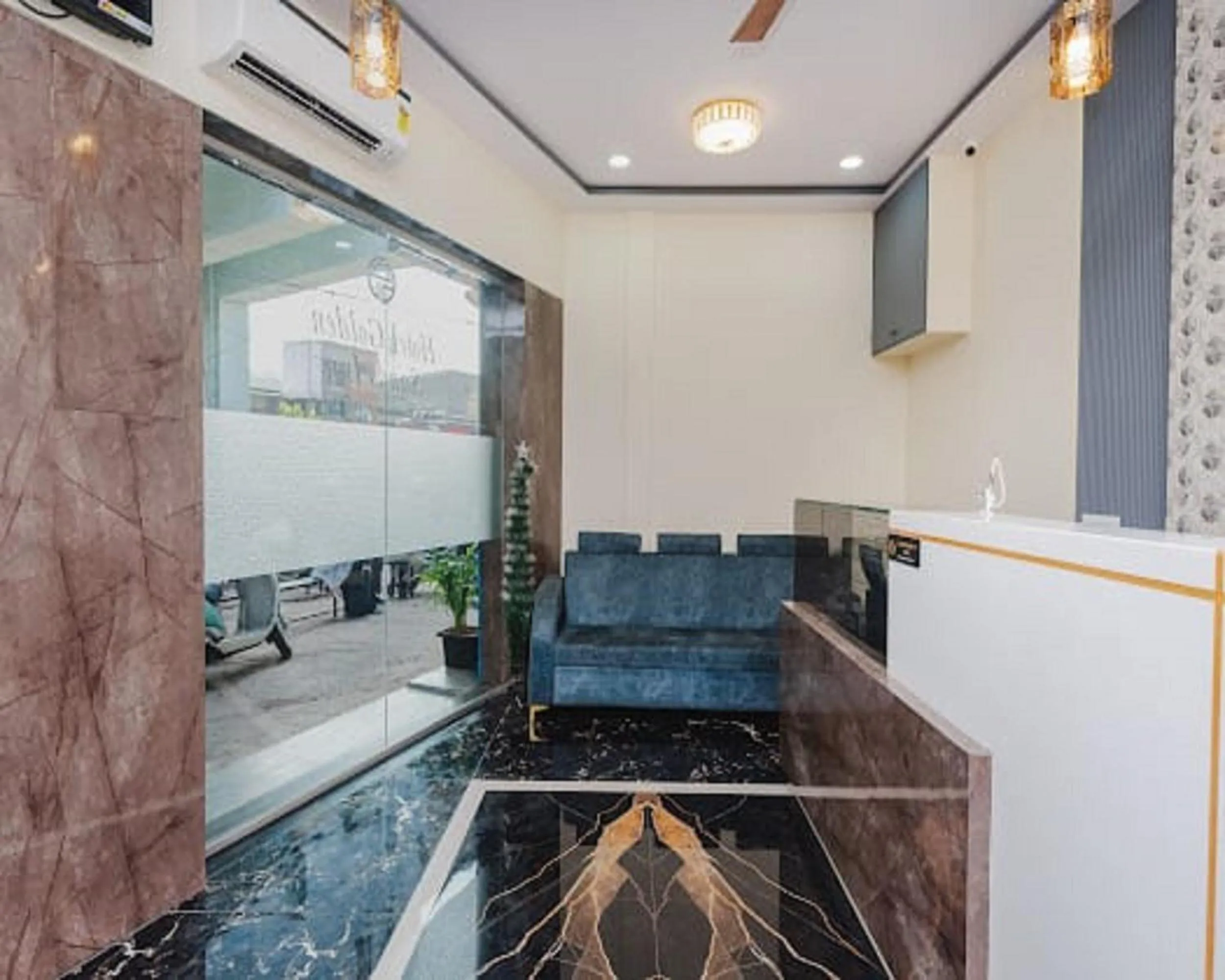 Lobby or reception in Hotel Golden Sands Inn Aslpha