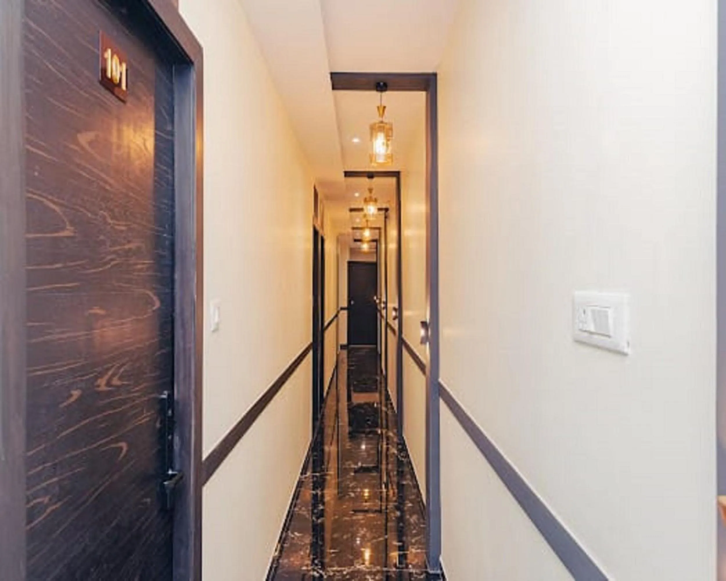 Lobby or reception in Hotel Golden Sands Inn Aslpha