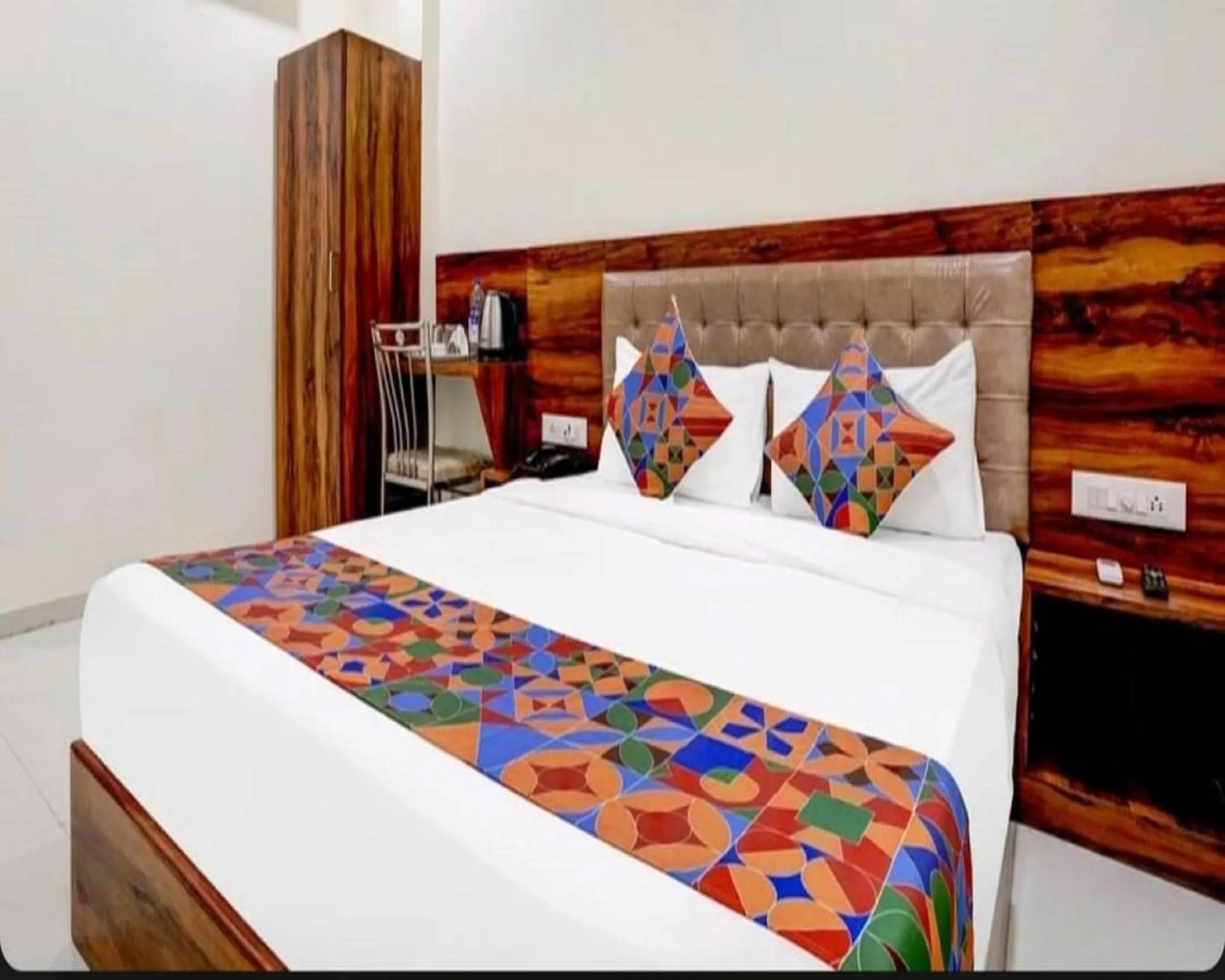 Bed in Hotel Golden Sands Inn Aslpha