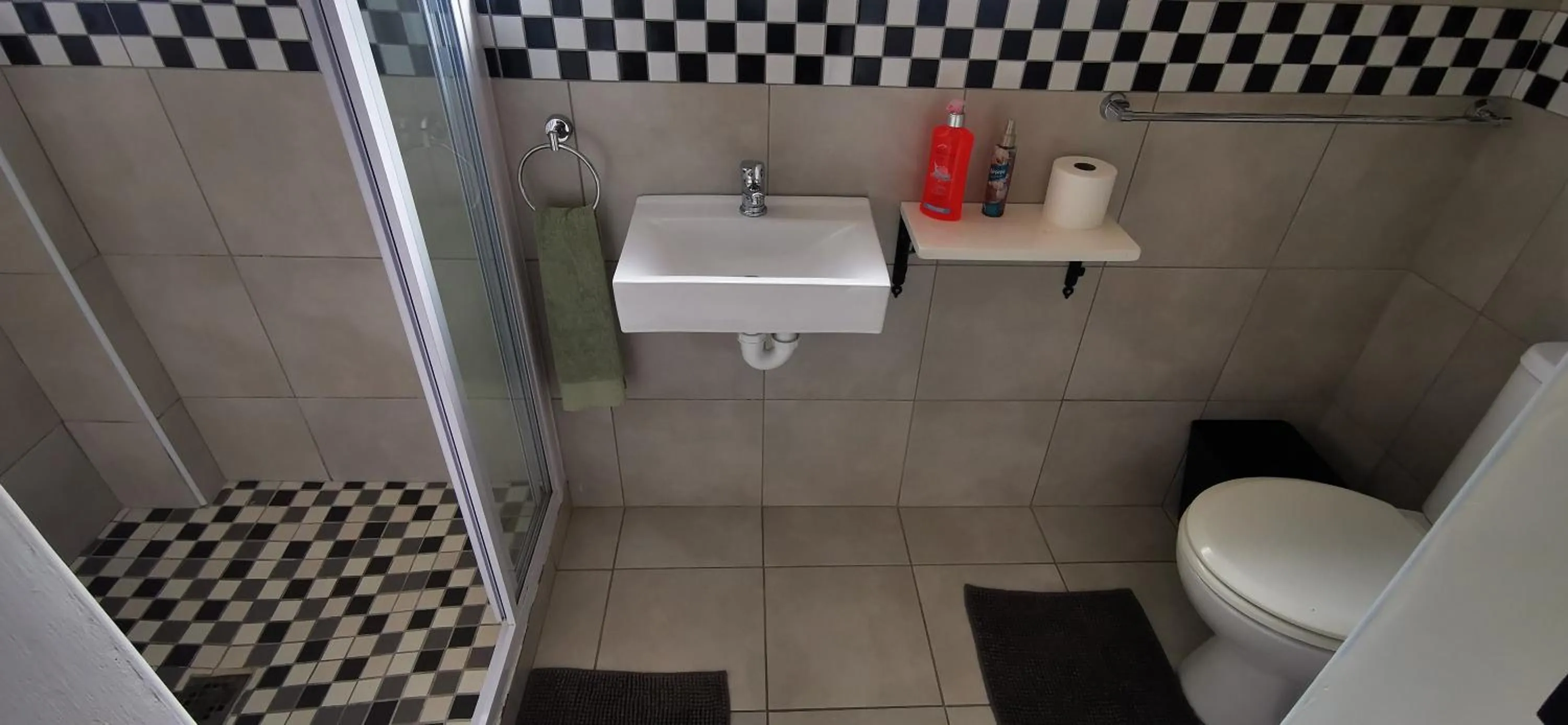 Bathroom in Hermanus Backpackers & Budget Accommodation