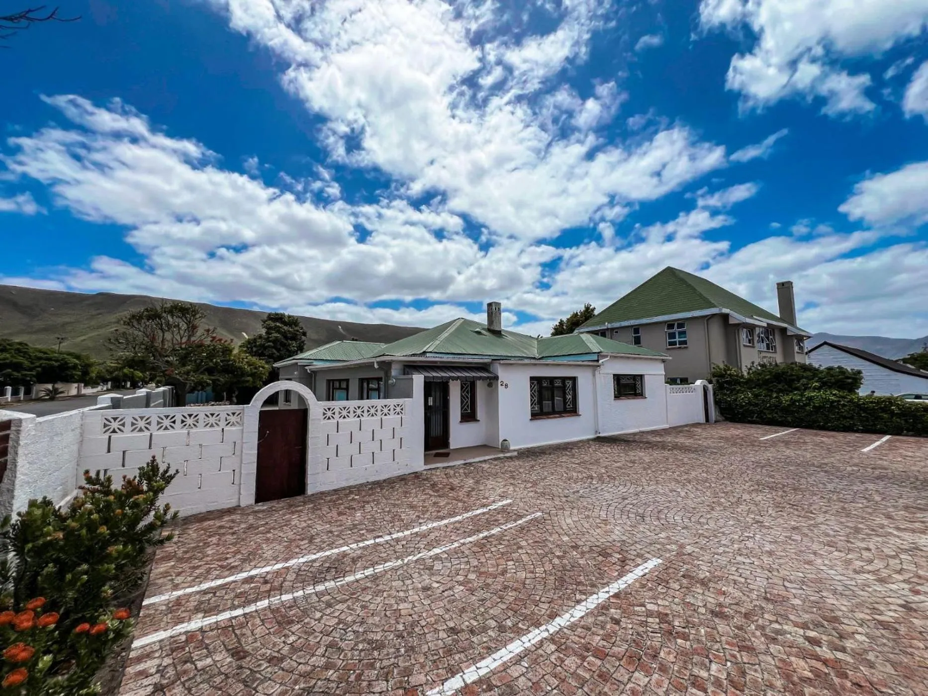 Property building in Hermanus Backpackers & Budget Accommodation