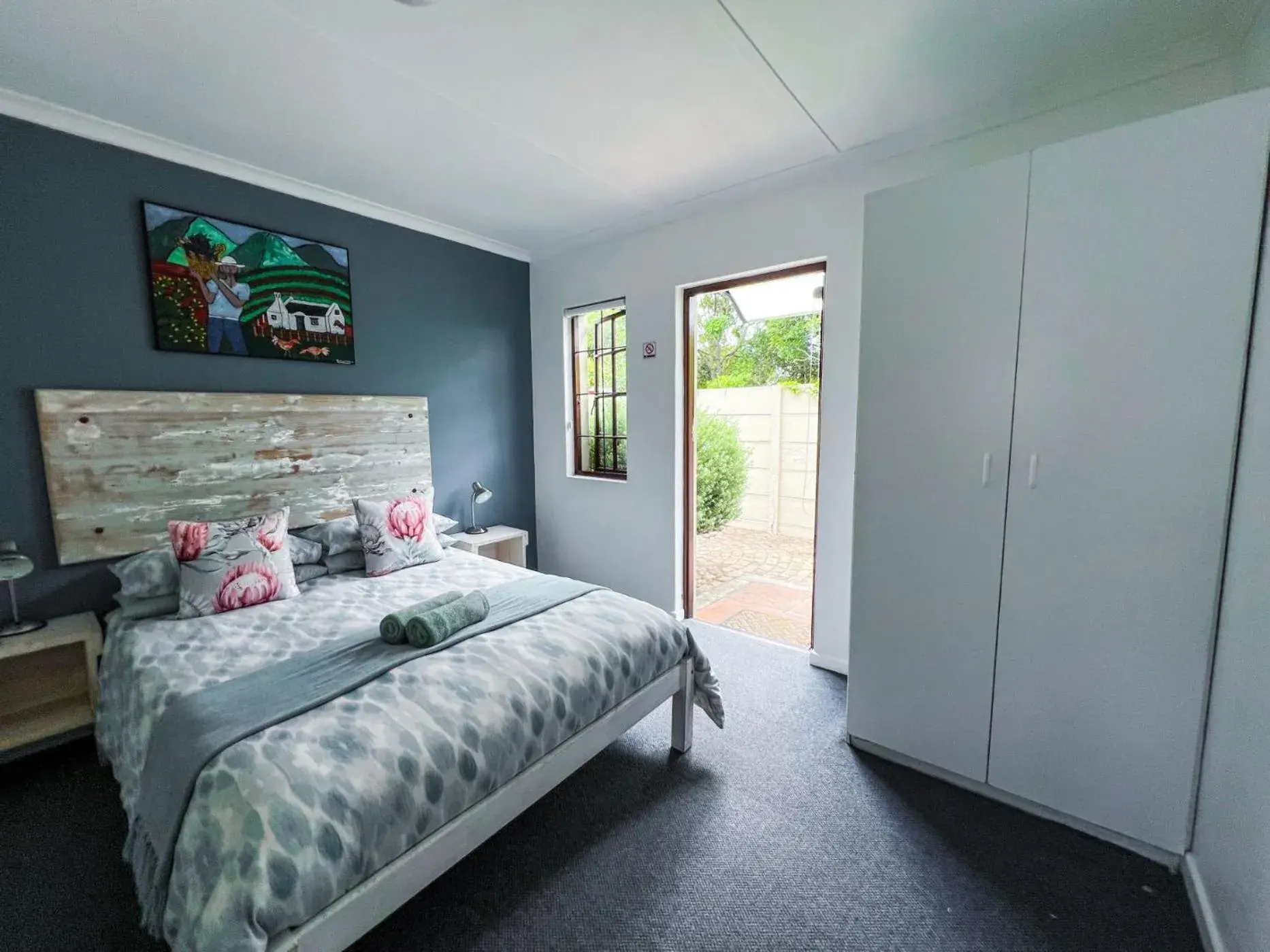 Double Room with Private Bathroom in Hermanus Backpackers & Budget Accommodation Double Room with Private Bathroom in Hermanus Backpackers & Budget Accommodation