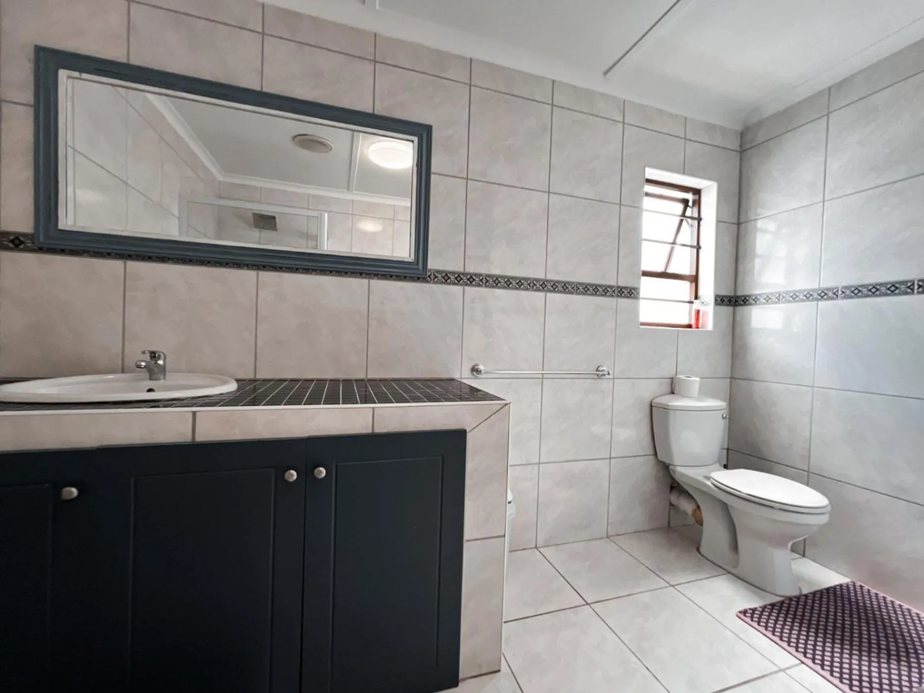 Bathroom in Hermanus Backpackers & Budget Accommodation