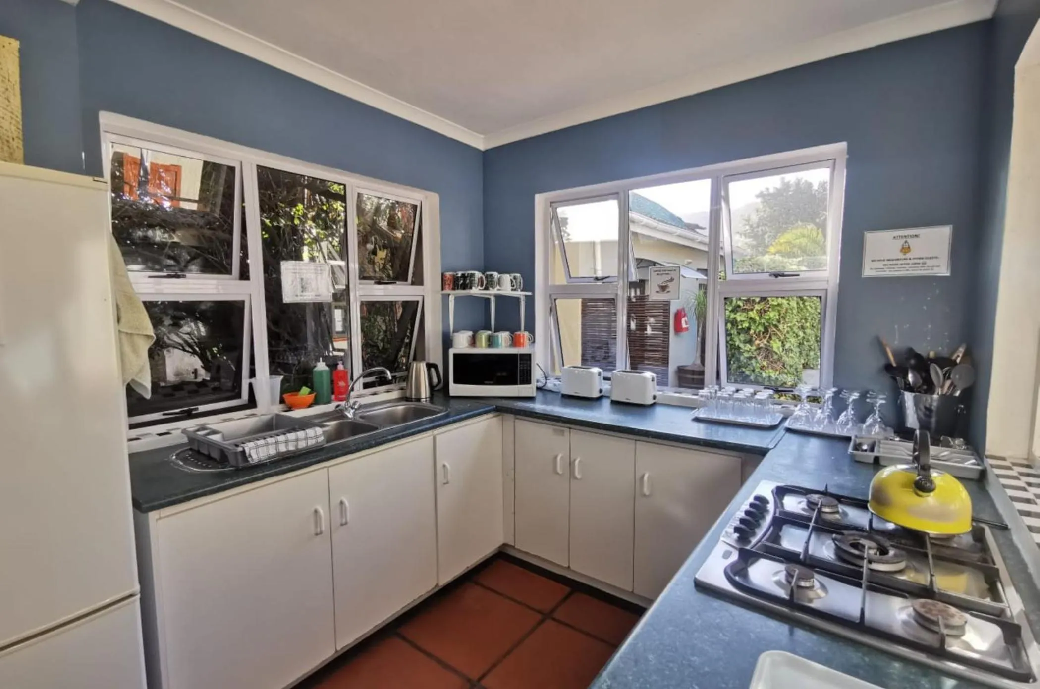 Communal kitchen in Hermanus Backpackers & Budget Accommodation