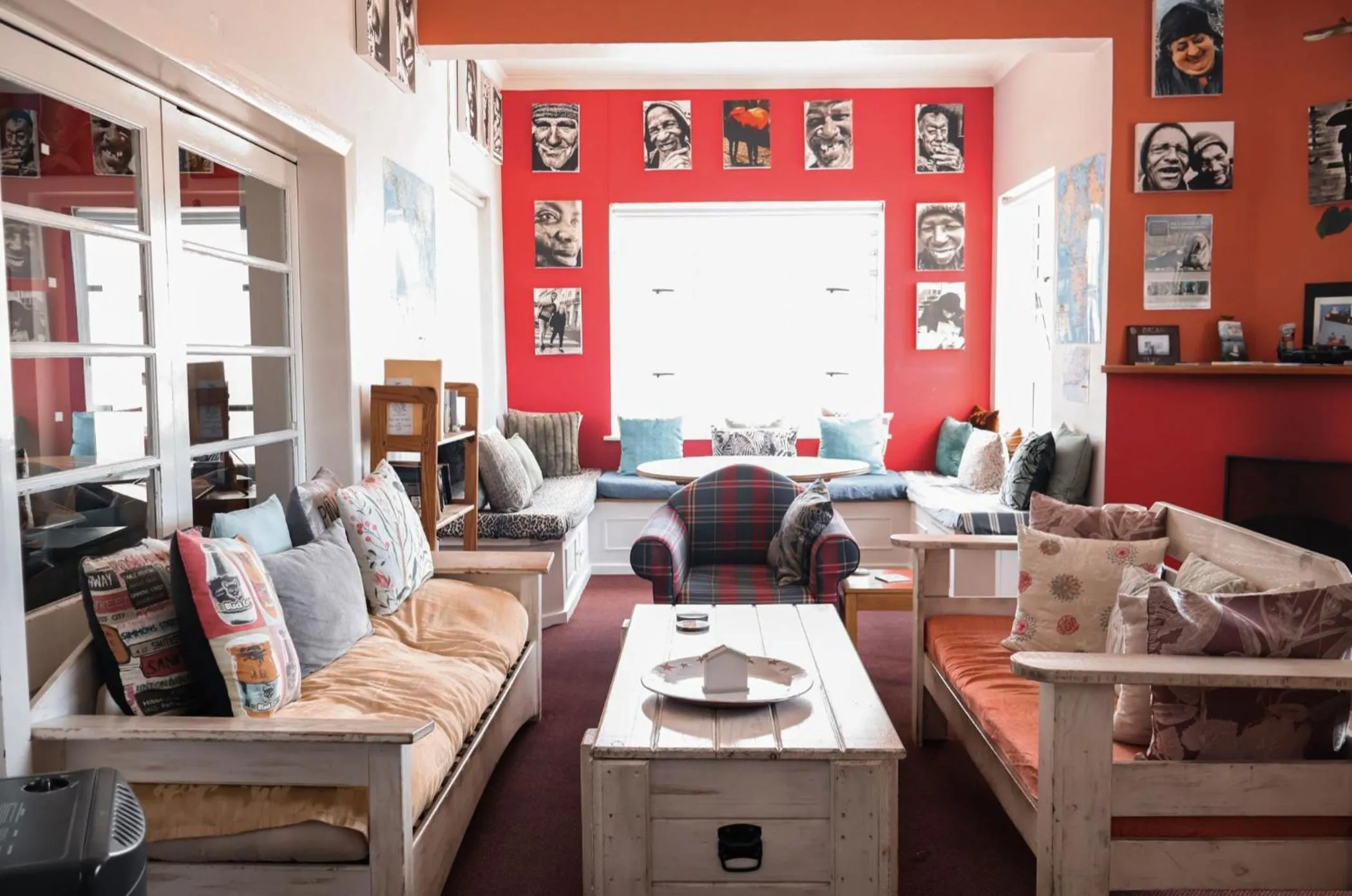 Communal lounge/ TV room in Hermanus Backpackers & Budget Accommodation