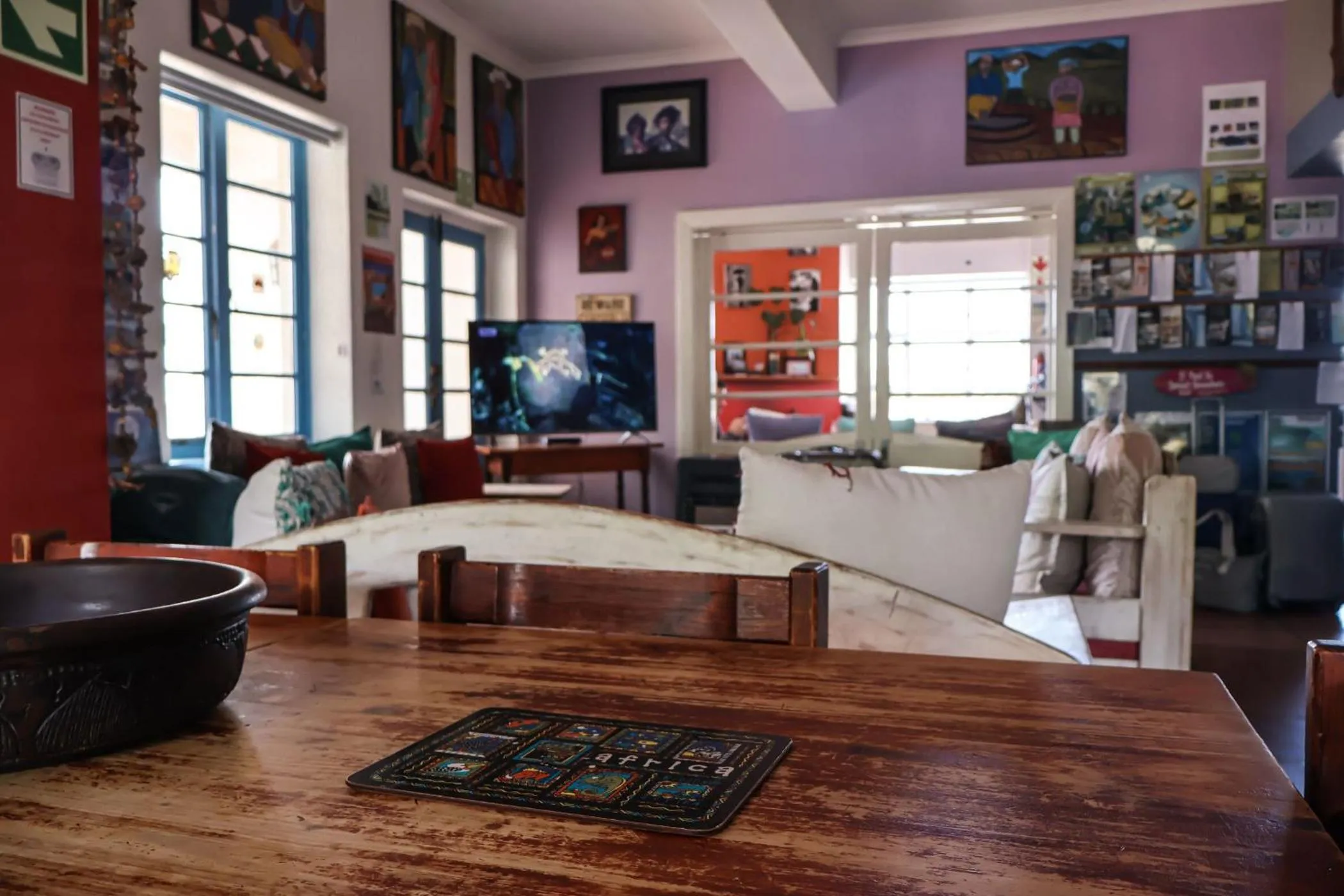 Communal lounge/ TV room in Hermanus Backpackers & Budget Accommodation