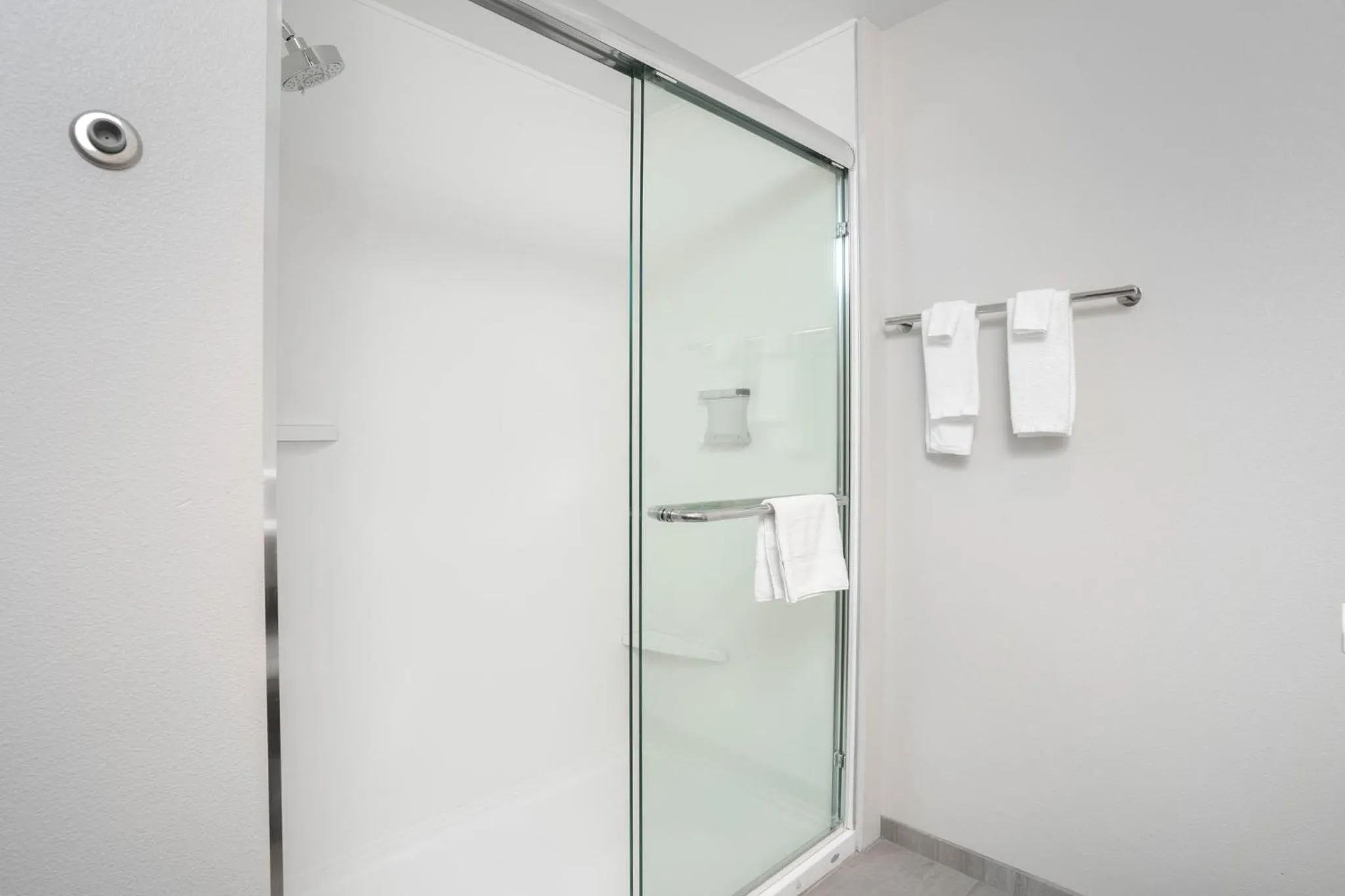 Bathroom in Holiday Inn Express & Suites Cedar Rapids NE - Marion by IHG