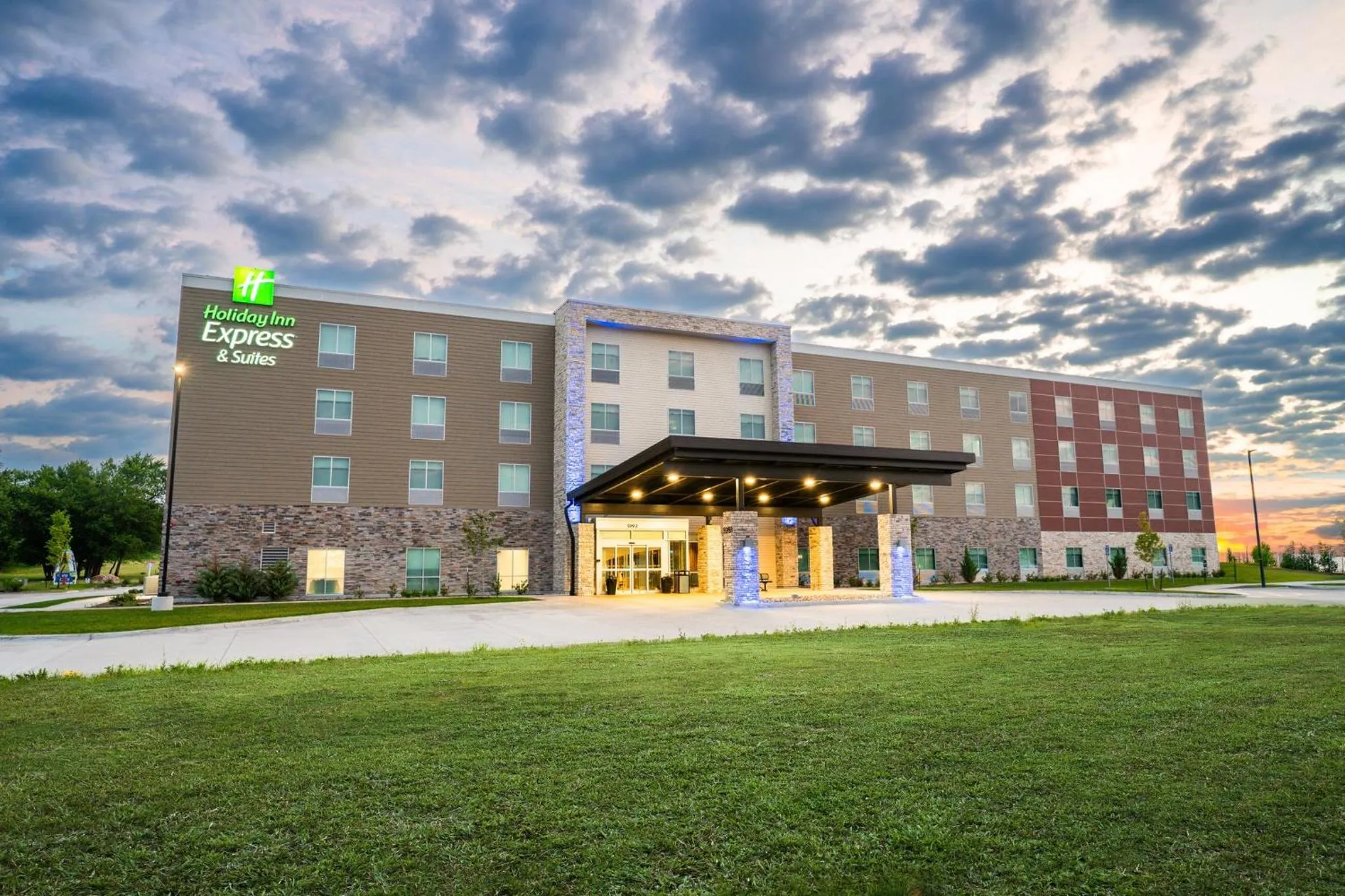 Property building in Holiday Inn Express & Suites Cedar Rapids NE - Marion by IHG