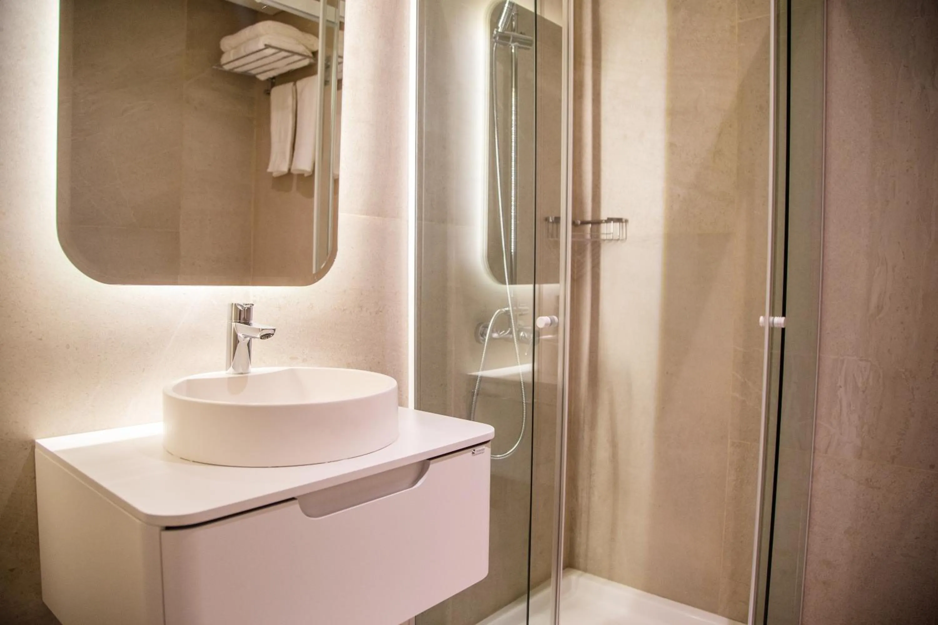 Shower in Vilon Recoleta Hotel