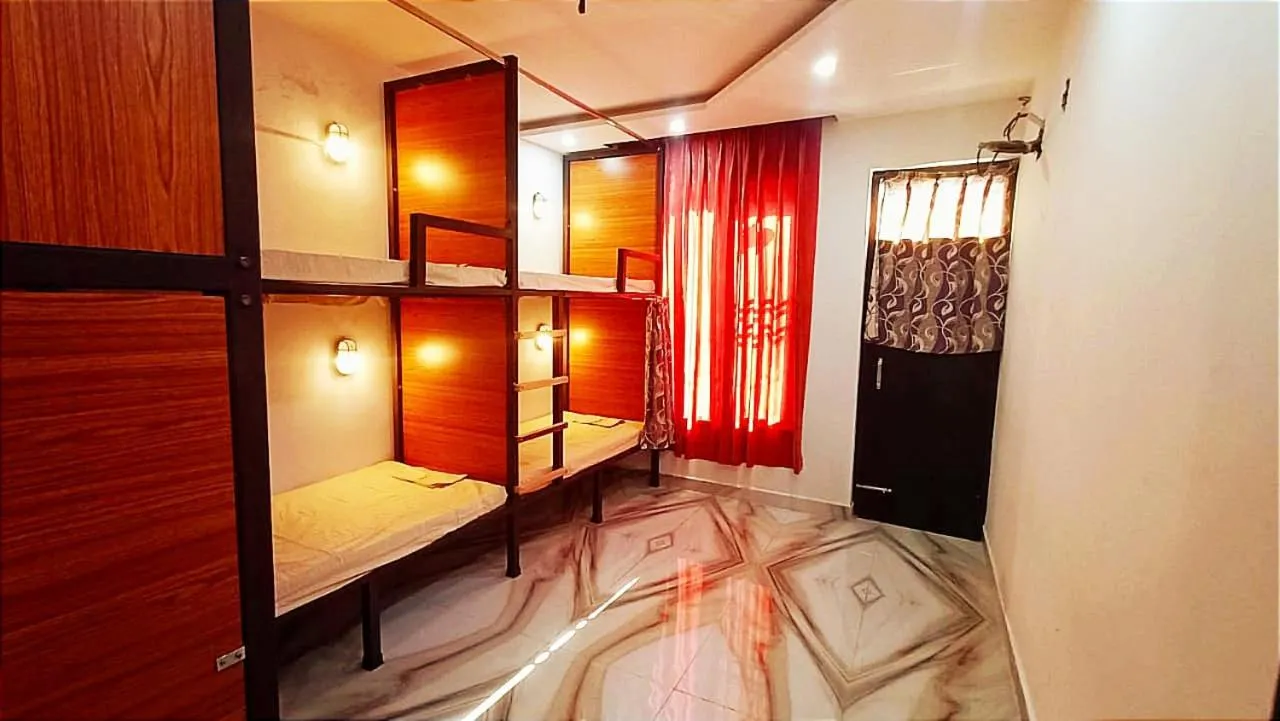 Photo of the whole room, Bed in Backpackers Station