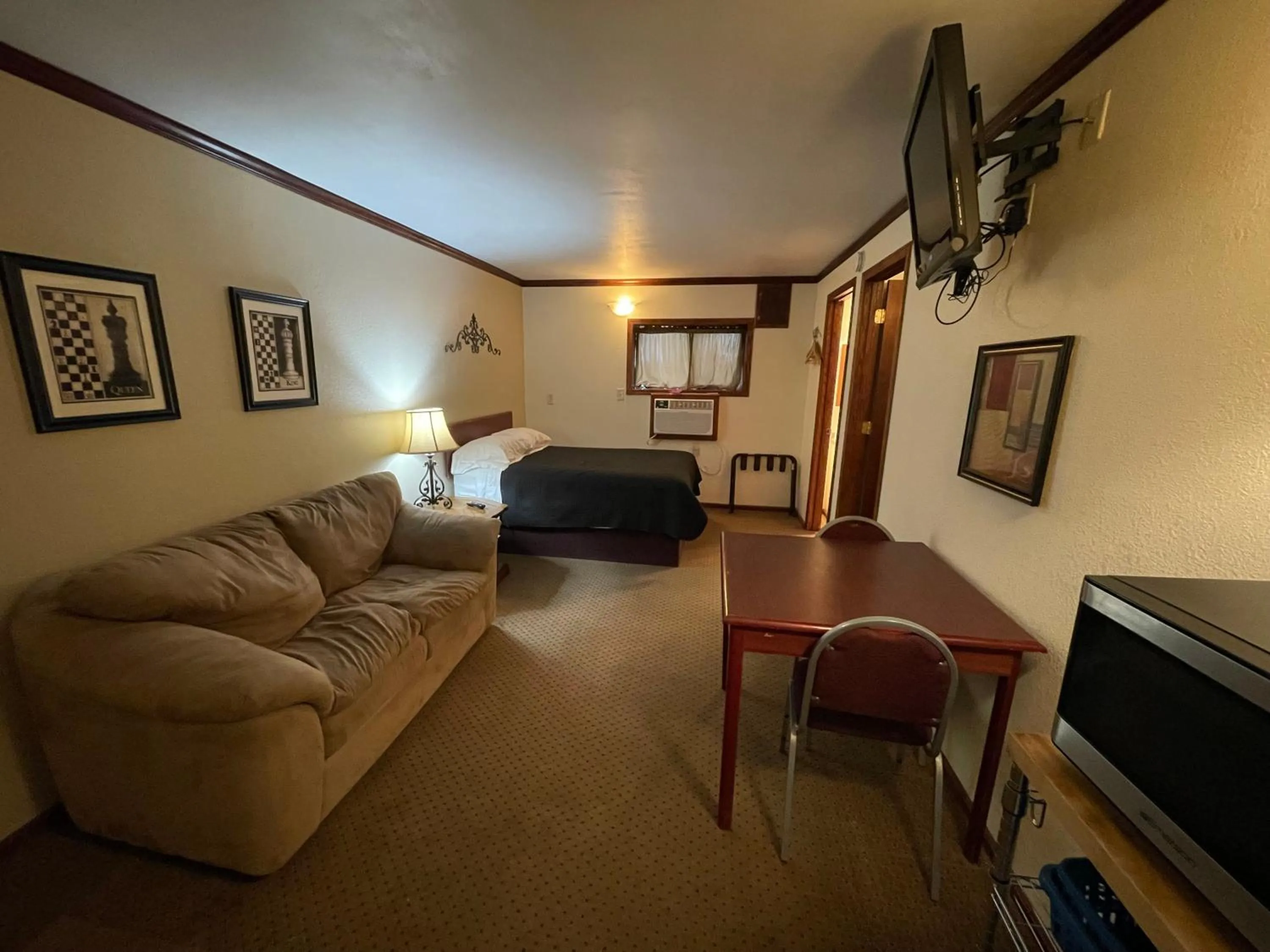 TV and multimedia in Highland Court Motel