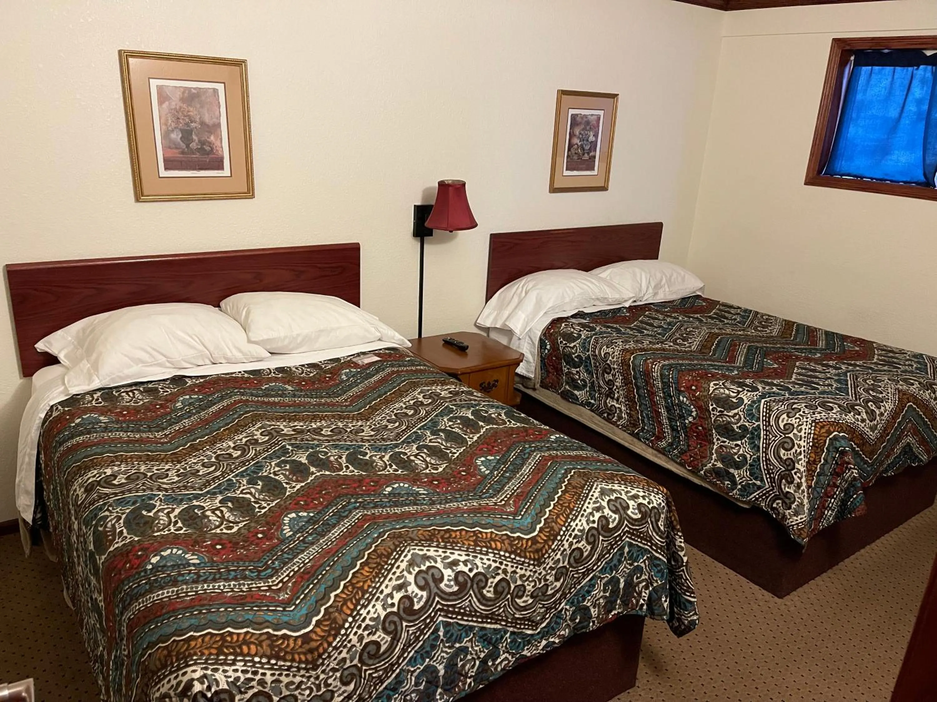 Bed in Highland Court Motel