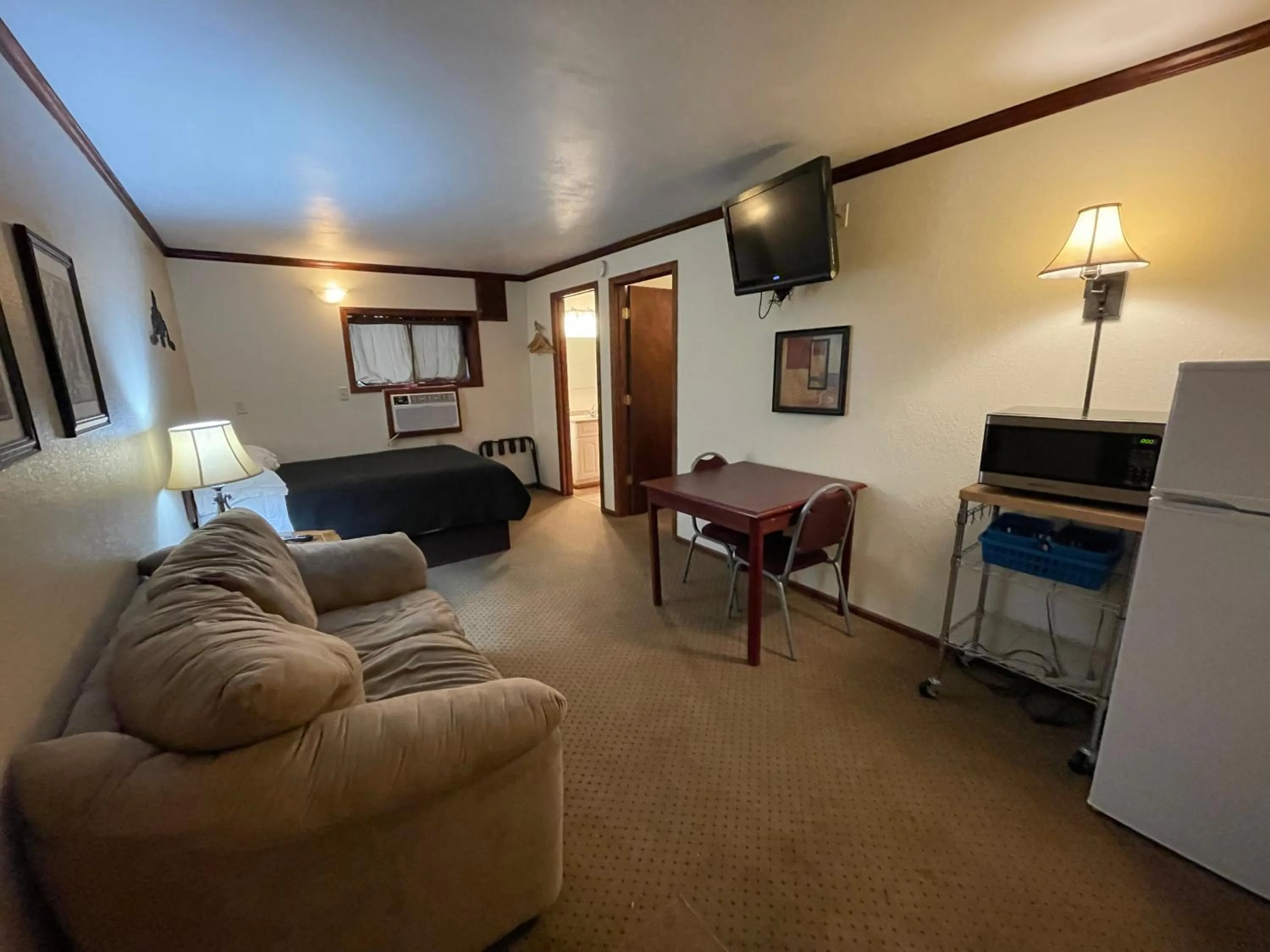 Photo of the whole room in Highland Court Motel