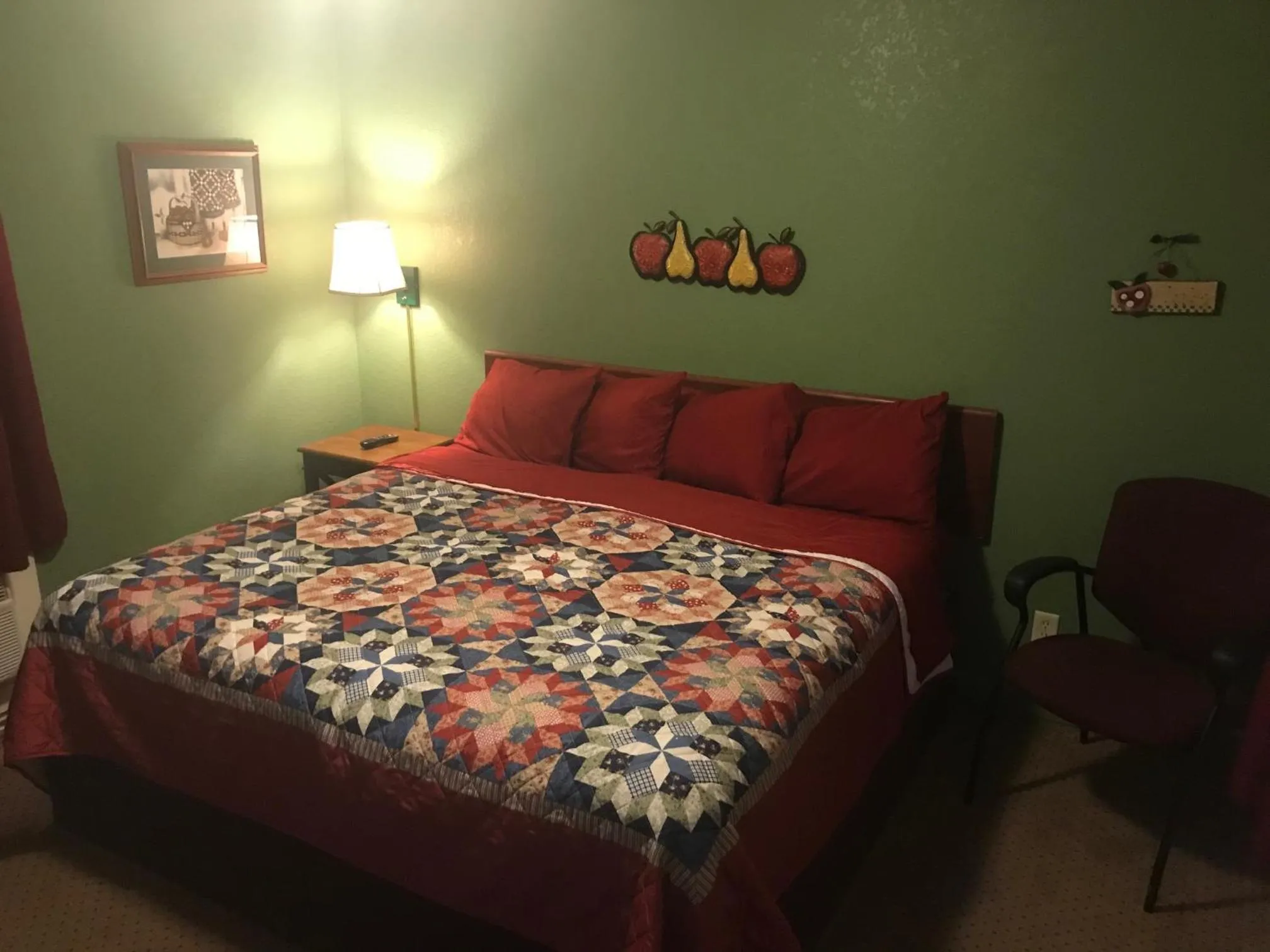 Bed in Highland Court Motel