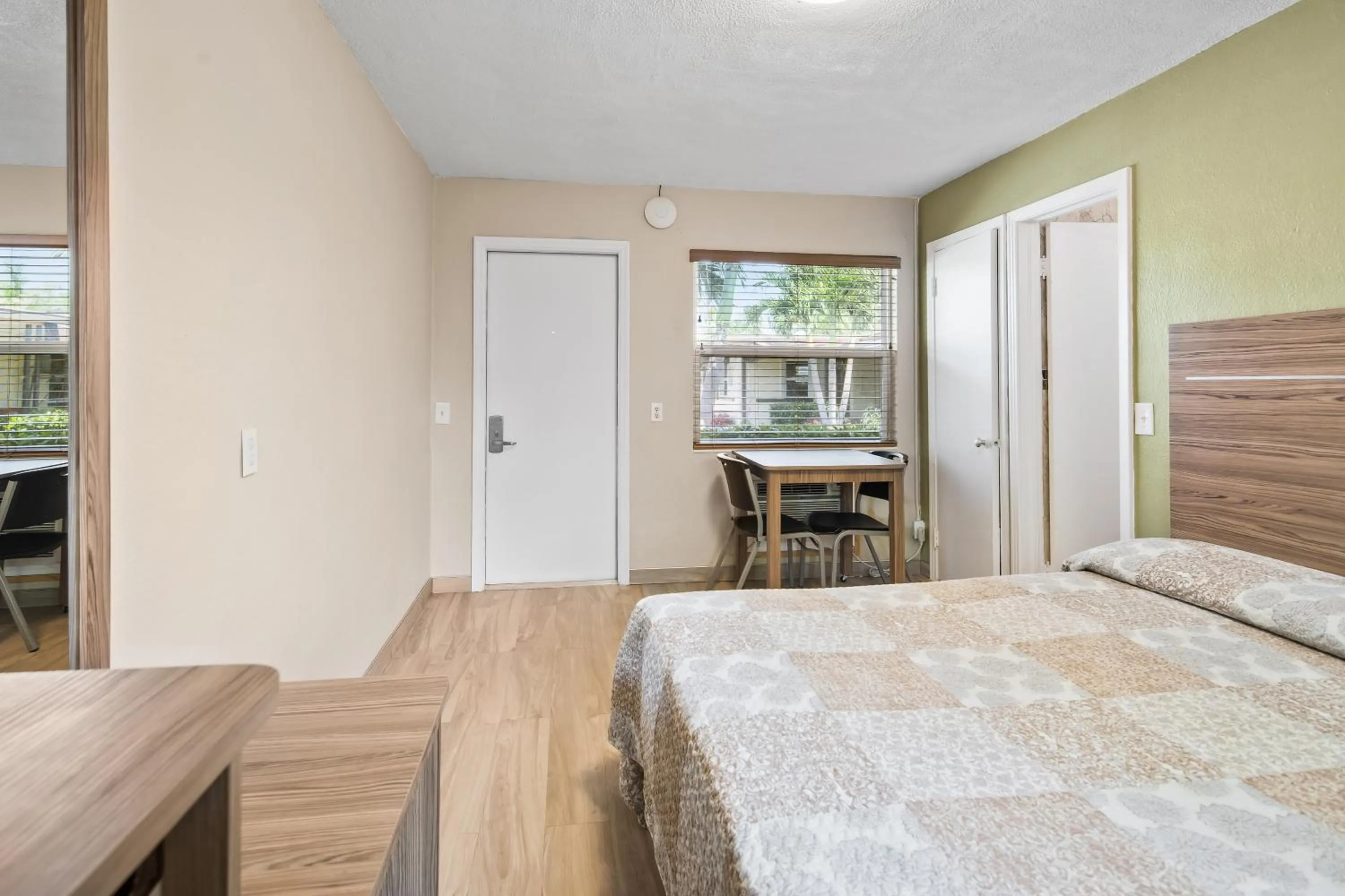 Photo of the whole room in Tamiami Motel