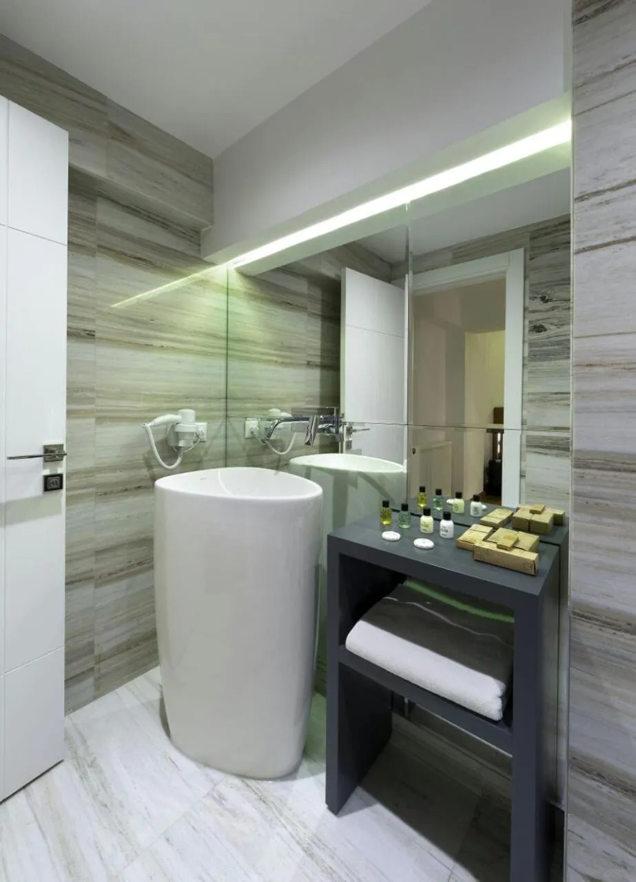 Bathroom in The Place Suit & Apartments