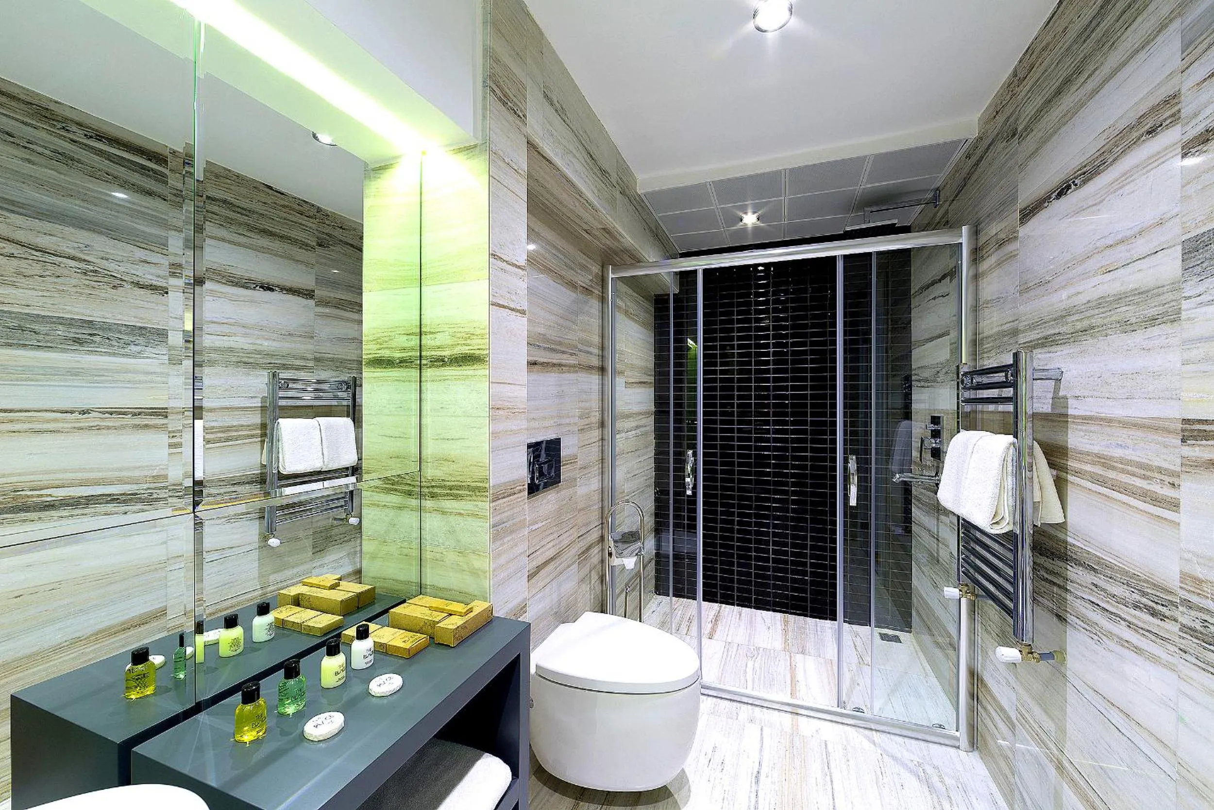 Shower in The Place Suit & Apartments