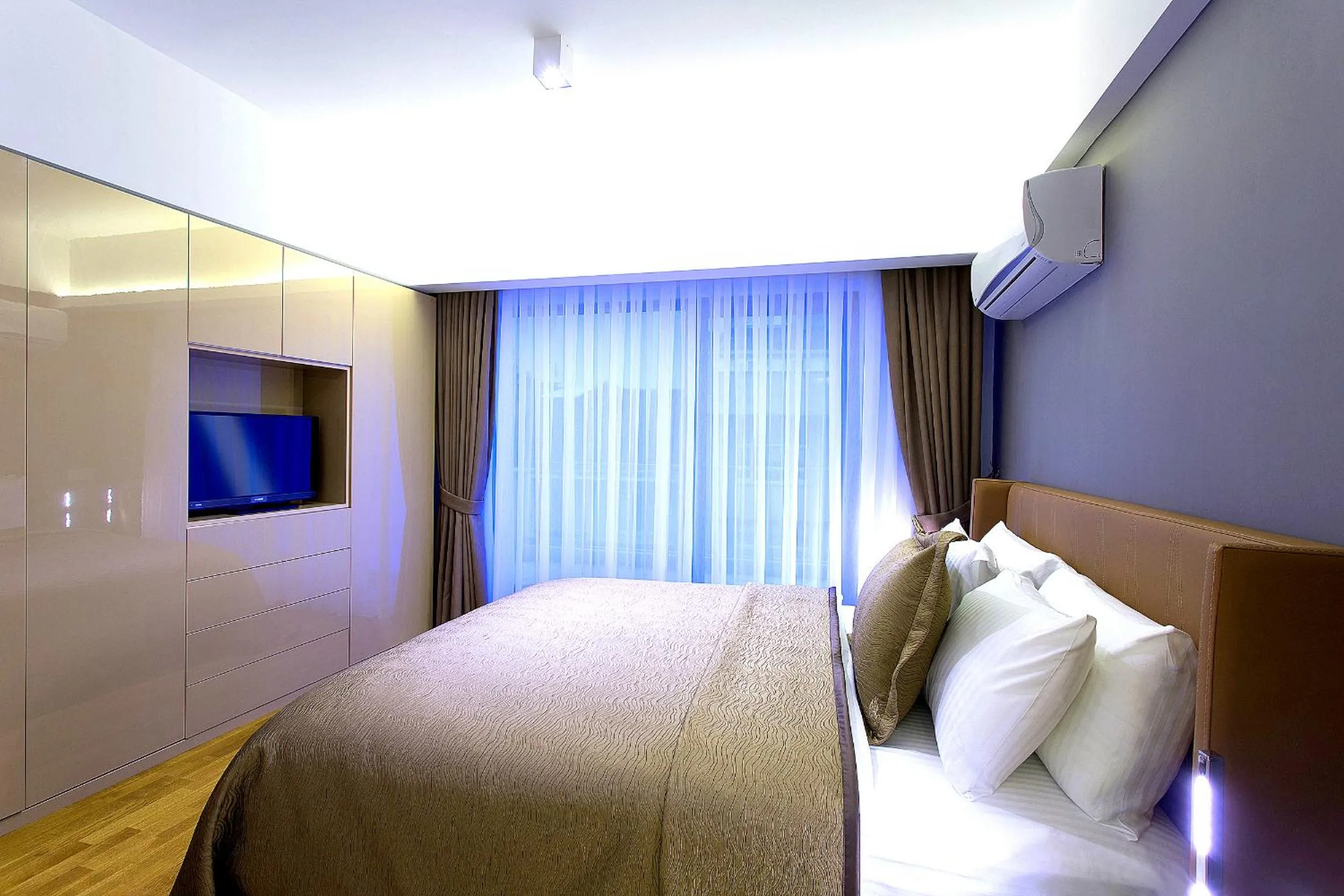 TV and multimedia, Bed in The Place Suit & Apartments