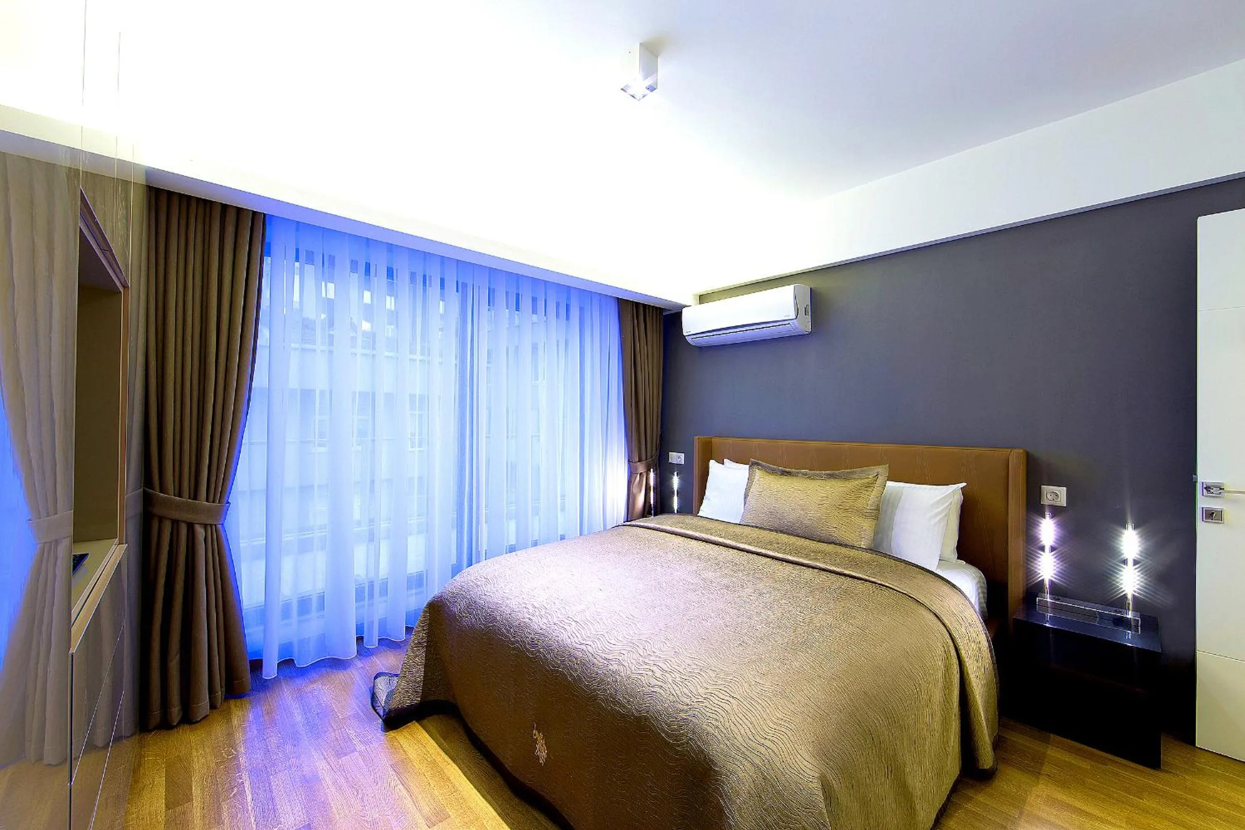 Decorative detail, Bed in The Place Suit & Apartments