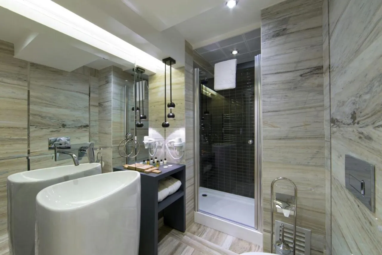 Shower in The Place Suit & Apartments