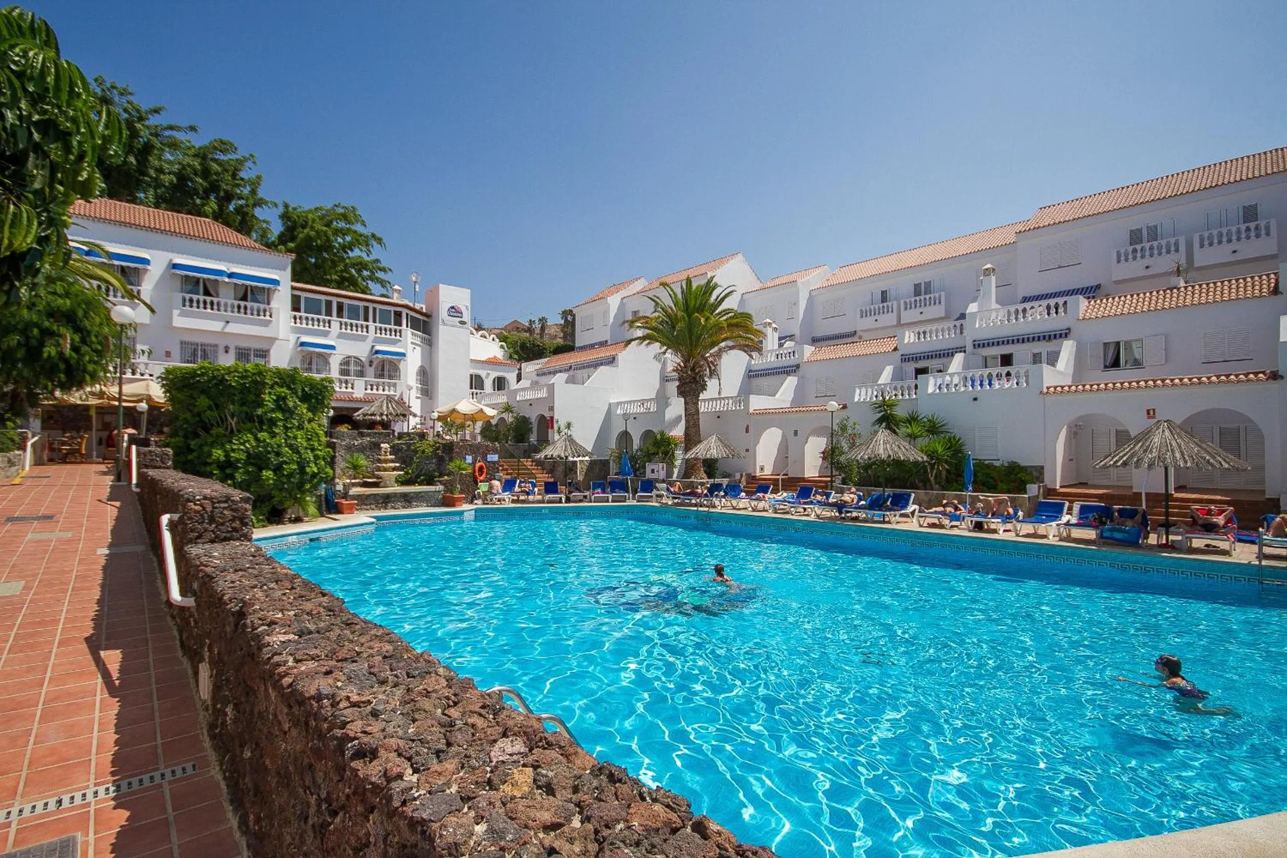 Swimming pool in Ona Los Claveles