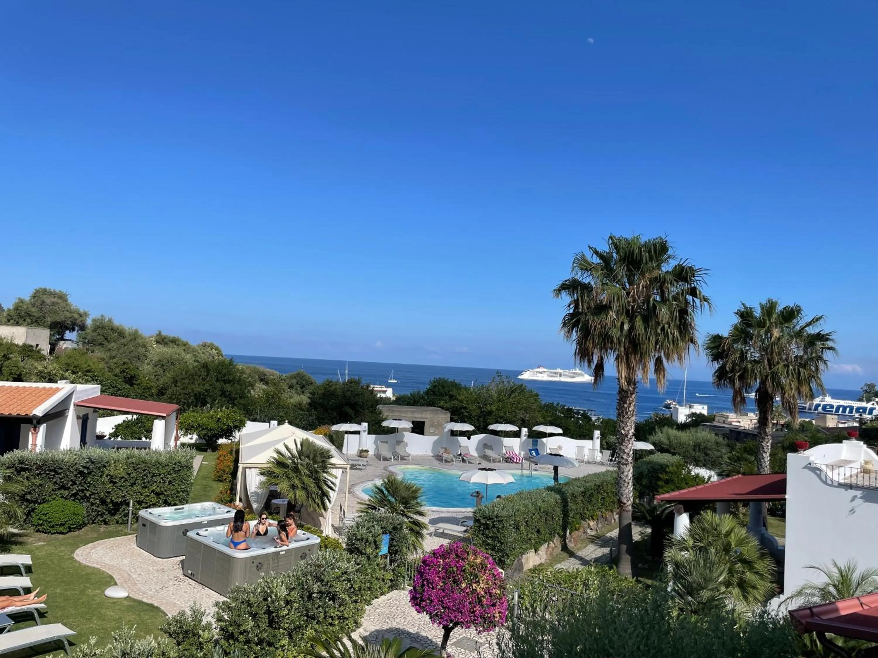 Swimming pool in Hotel Bougainville
